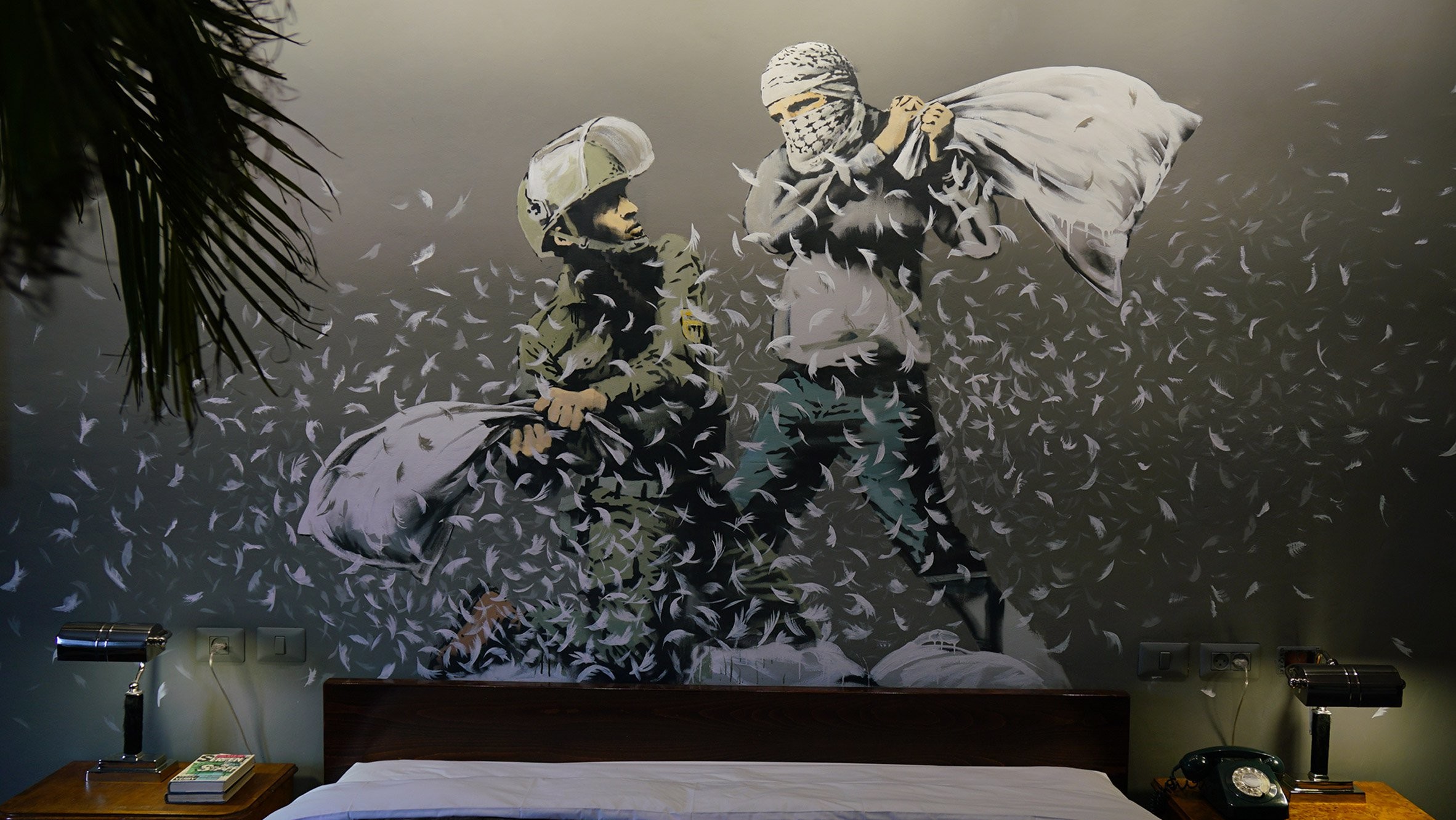 Banksy, Walled Off Hotel, Battaglia di cuscini, Murale, Camera da letto, sfondo Full HD per PC
