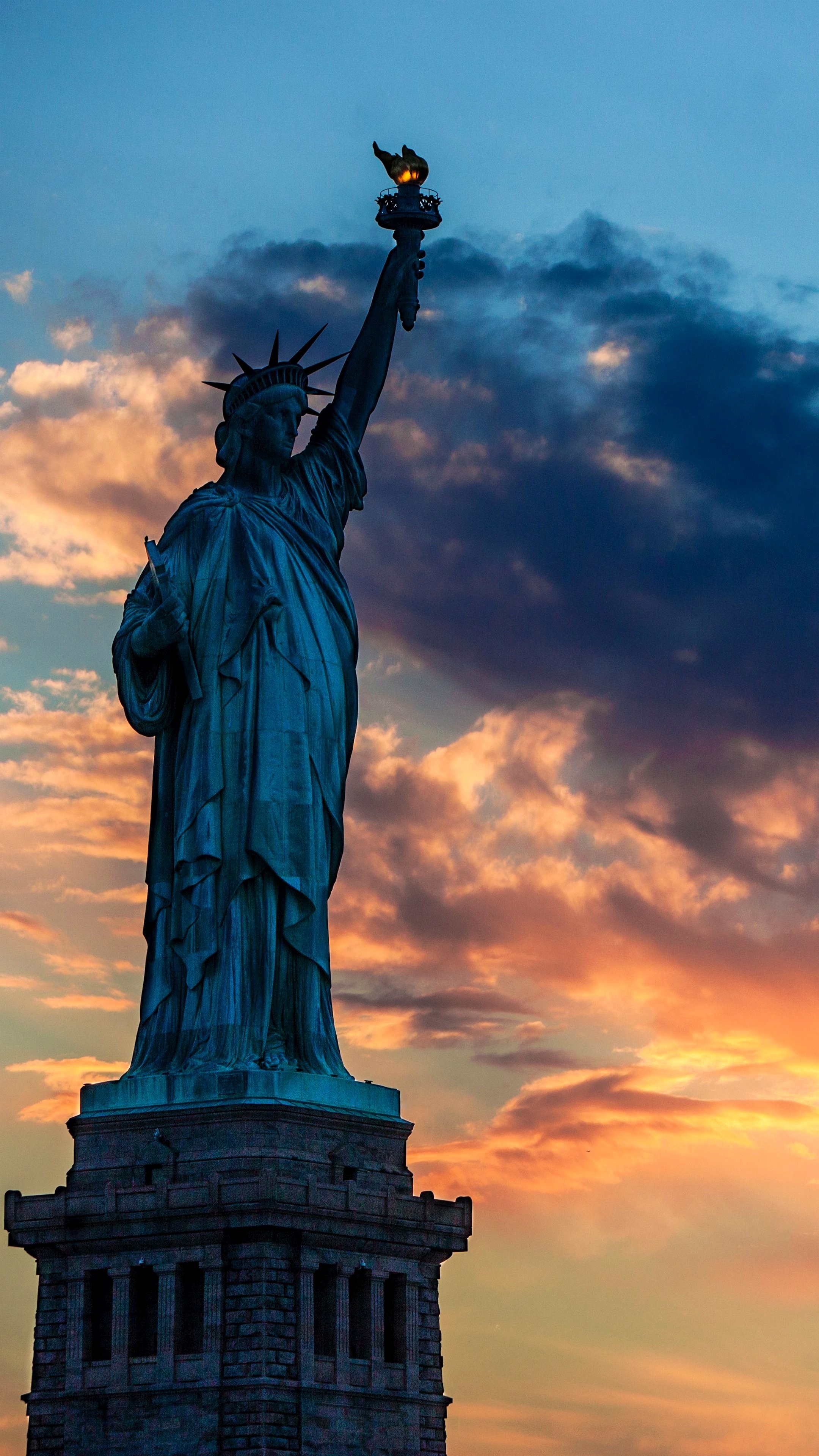 Statua della Libertà, New York, Tramonto, Silhouette, QHD+, sfondo verticale per cellulare