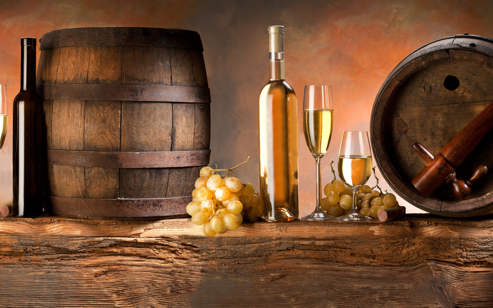 Botti di vino, Vino bianco, Bottiglia, Calici, Uva, Natura morta, sfondo 16:10 Full HD