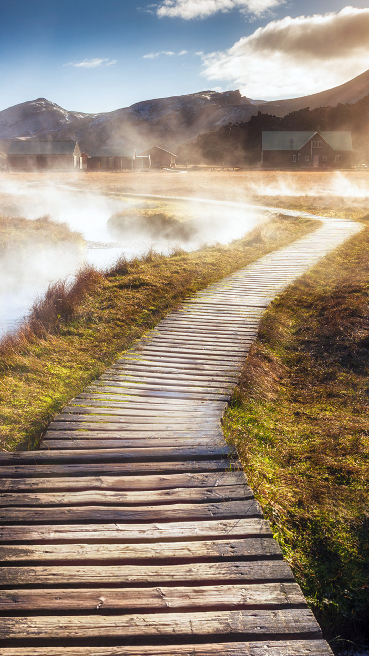 Passerella in legno, Nebbia, Montagne, Sentiero, Alba, QHD+, sfondo per smartphone