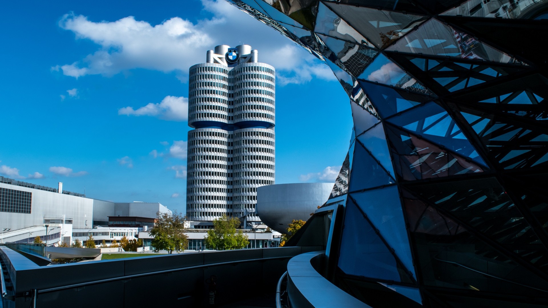 BMW Welt, Torre BMW, Monaco di Baviera, Architettura moderna, Cielo azzurro, wallpaper desktop