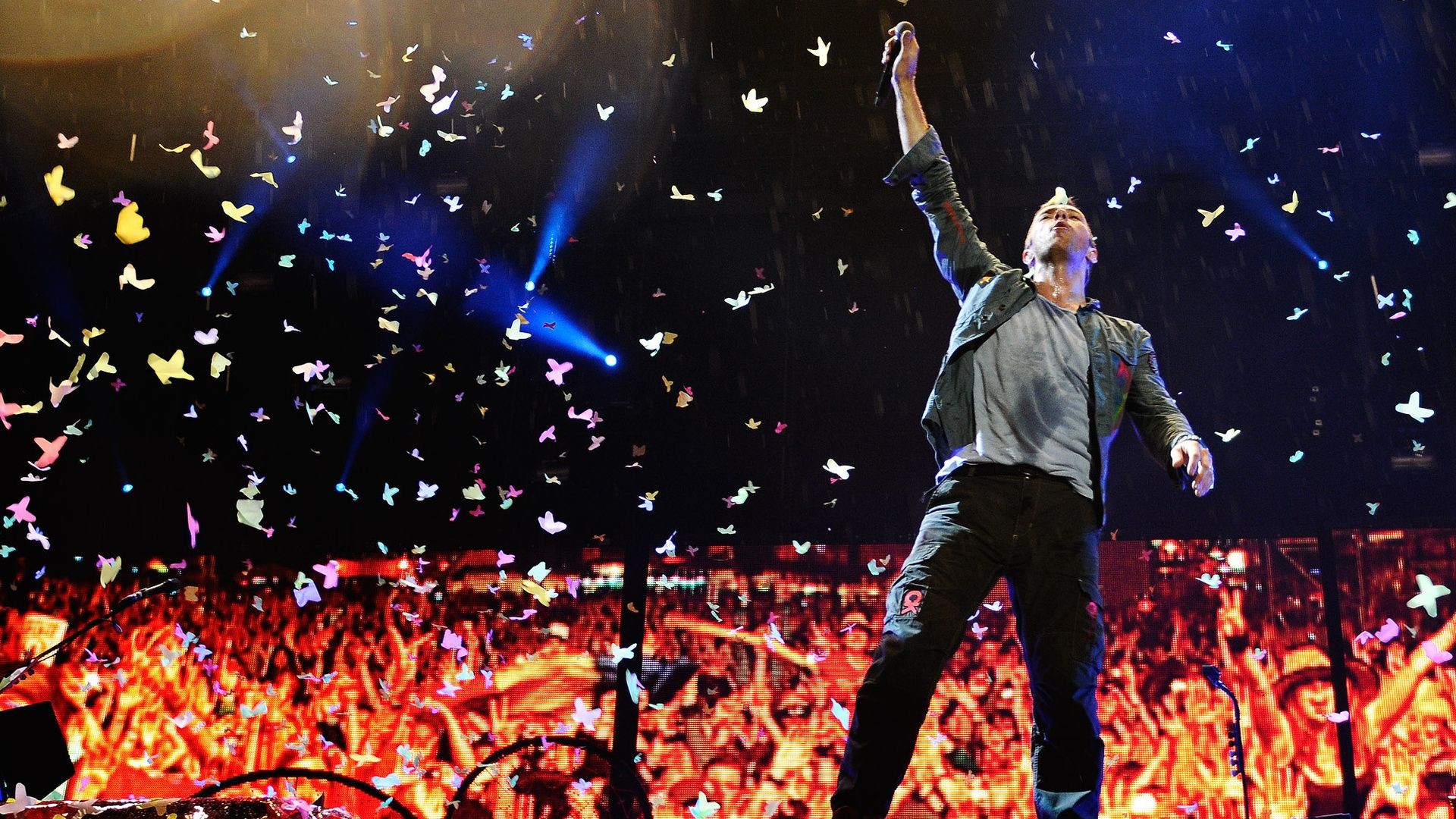 Chris Martin, Coldplay, Concerto, Farfalle di carta, Folla, 16:9 Full HD, wallpaper widescreen
