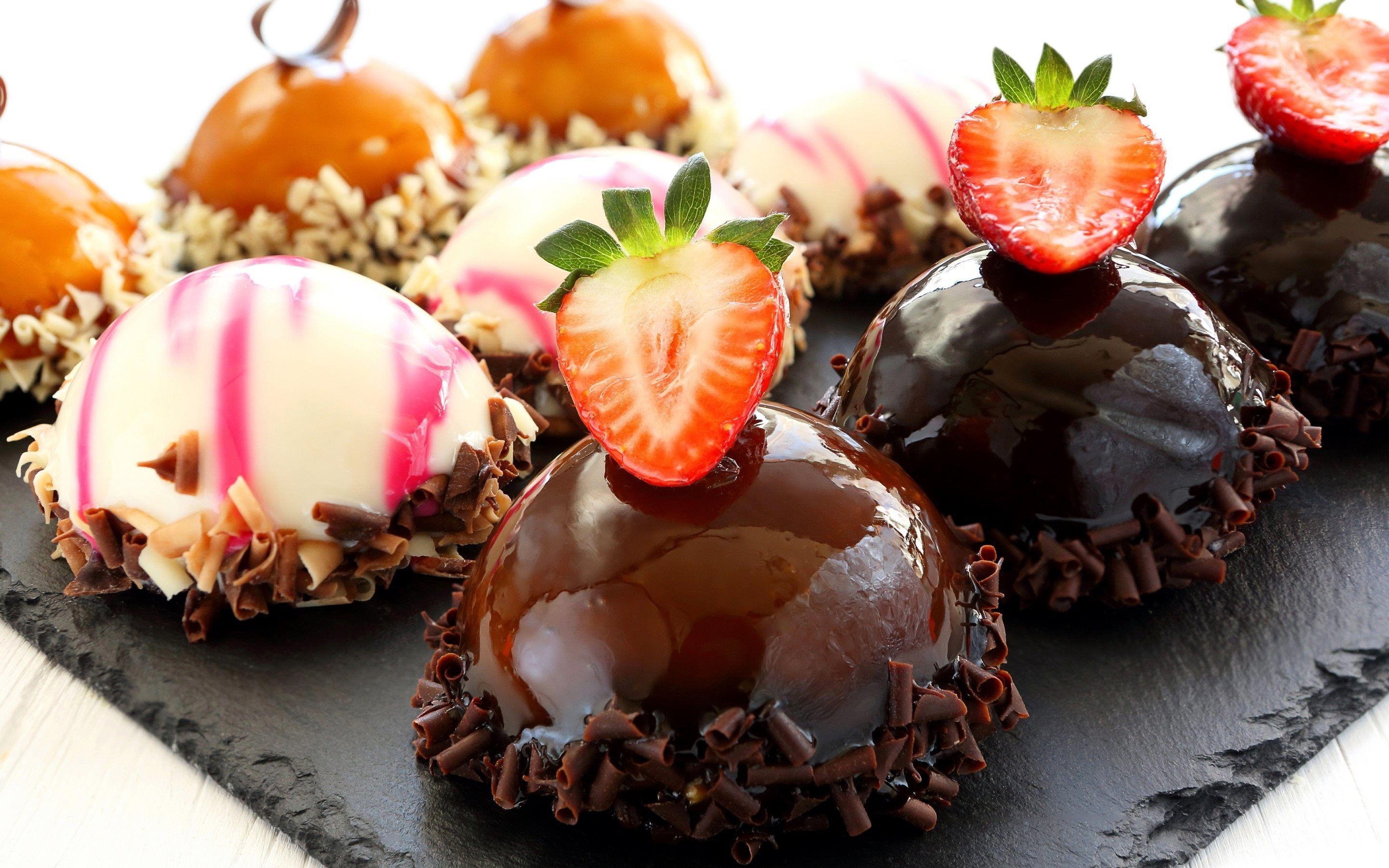 Pasticcini al cioccolato, Fragole, Glassa a specchio, Pasticceria, sfondo 2880x1800 per PC