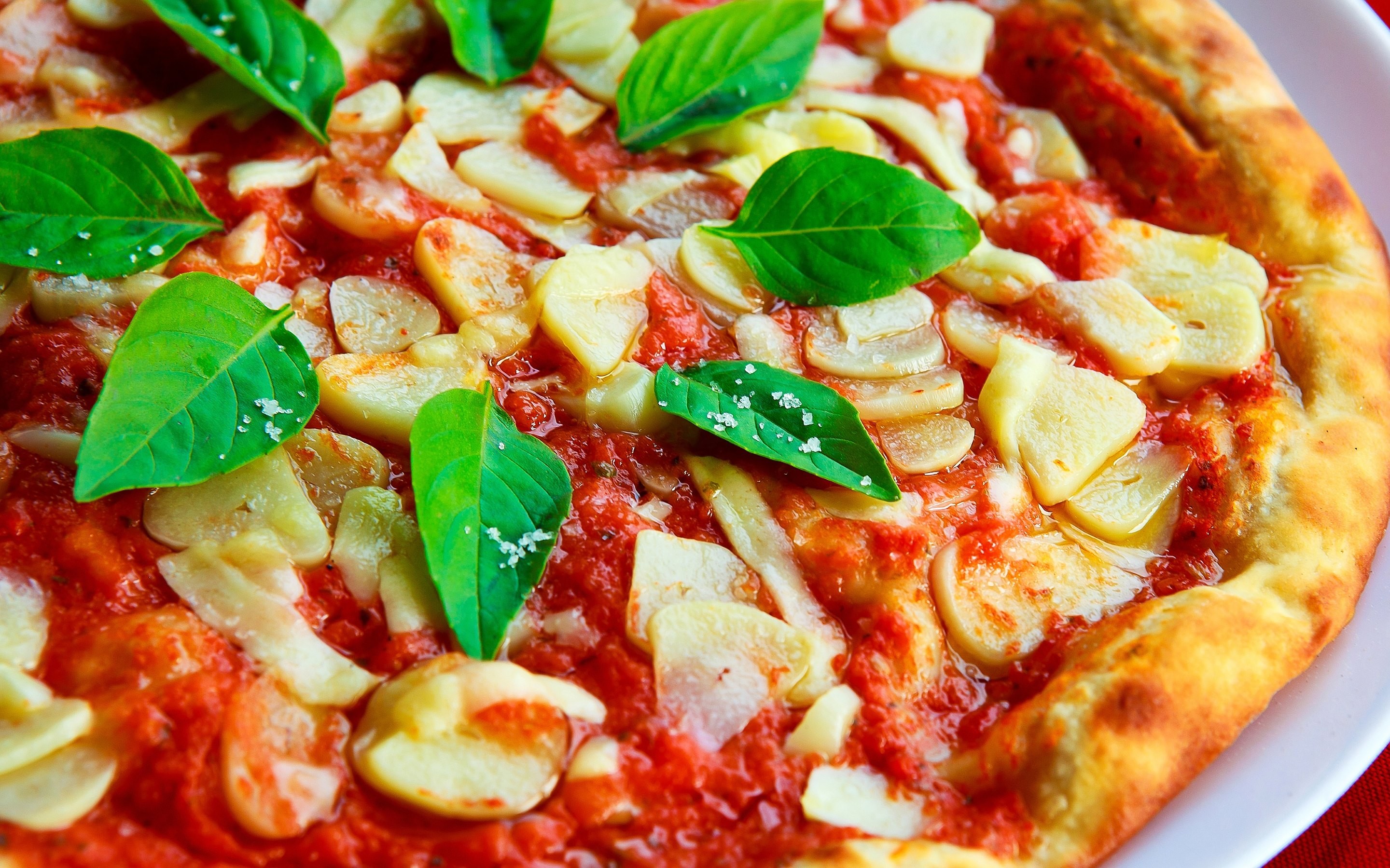 Pizza, Basilico, Aglio, Salsa di pomodoro, Primo piano, 2880x1800, sfondo MacBook Pro