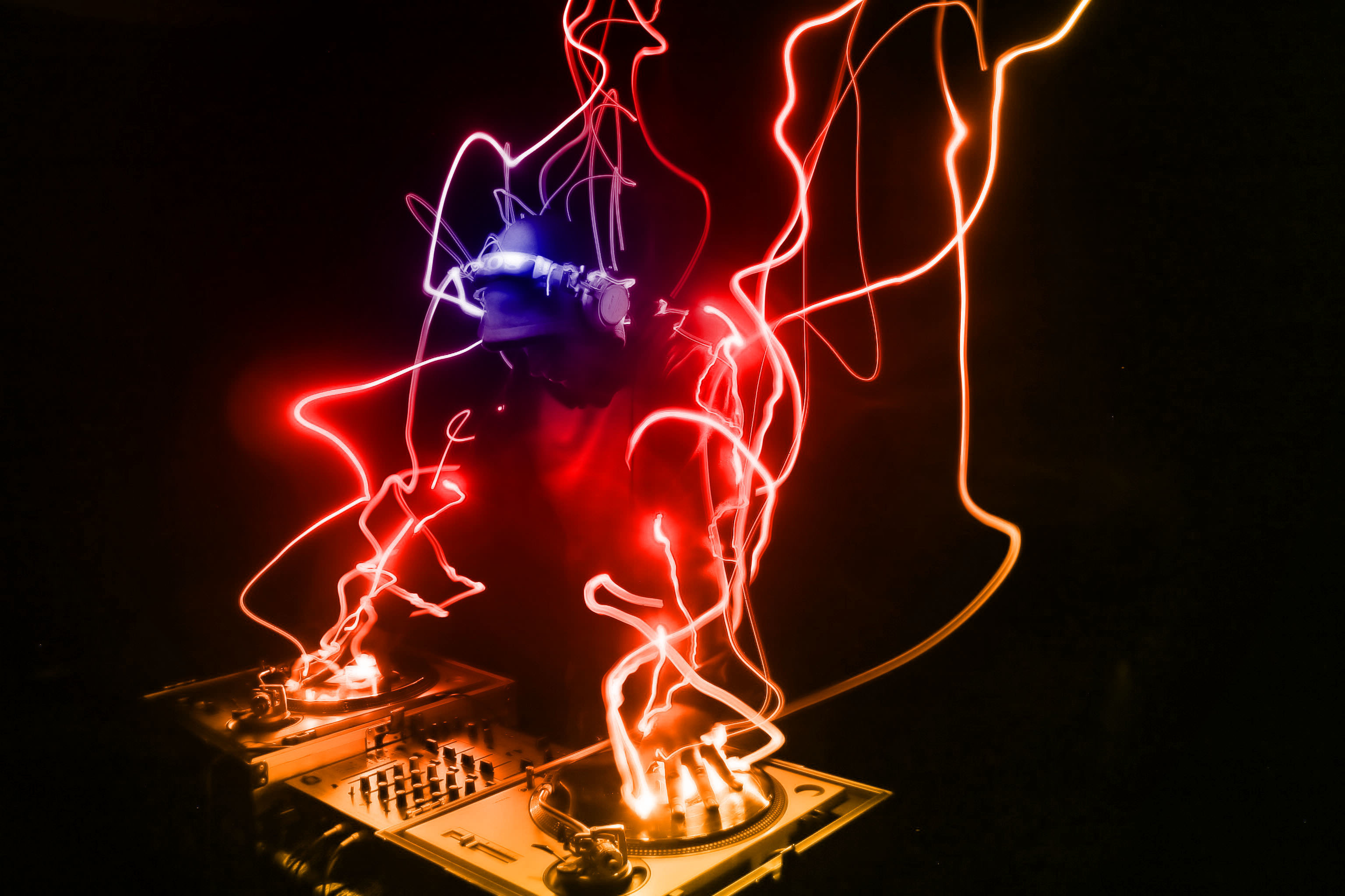 DJ, Light painting, Rosso, Sfondo nero, 2K, wallpaper per portatile