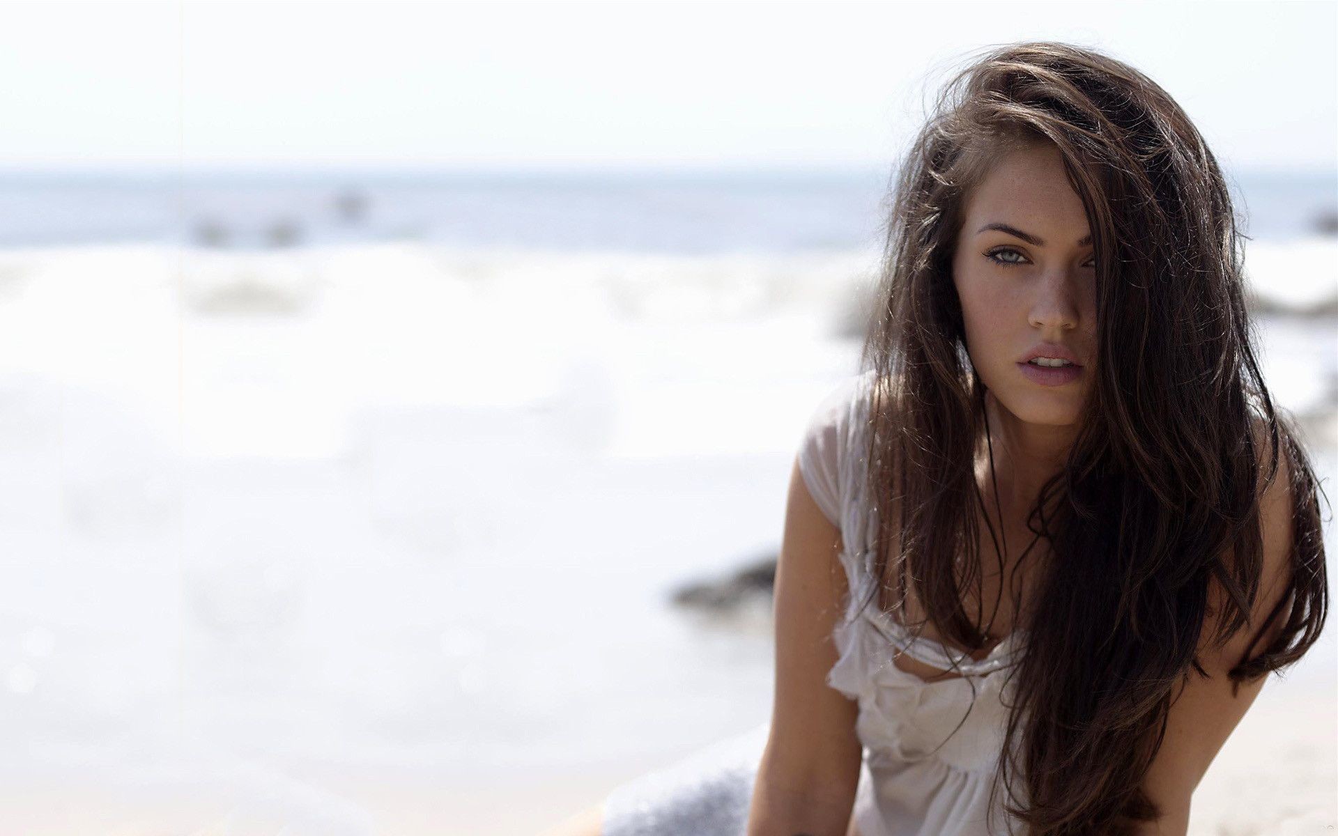 Megan Fox, Spiaggia, Capelli lunghi, Toni chiari, 1920x1200, sfondo per PC
