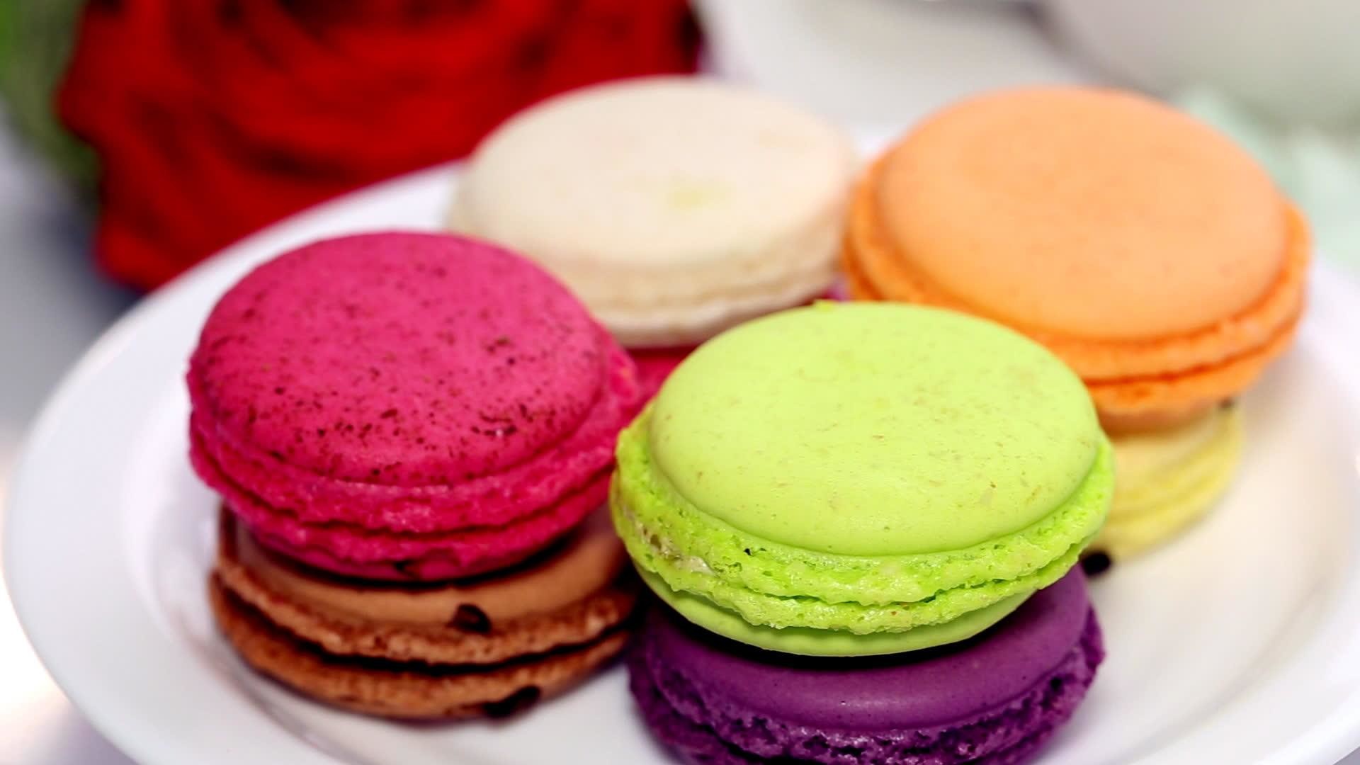 Macarons, Piatto bianco, Dolci francesi, Colori vivaci, Primo piano, sfondo iPhone