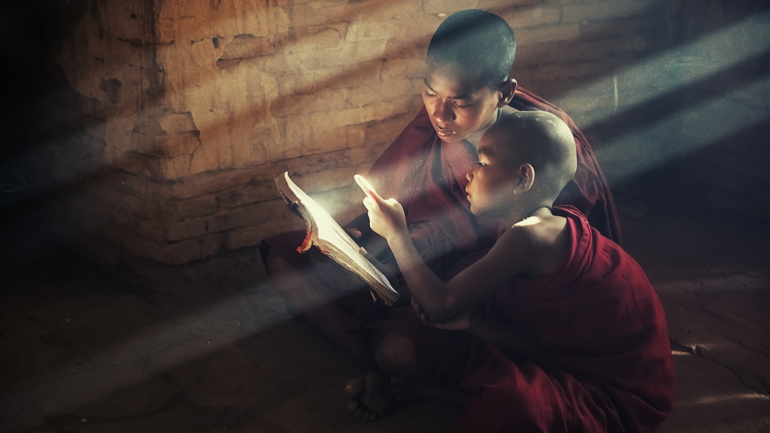 Monaci buddisti, Bambini, Libro, Raggi di luce, 16:9 2K, sfondo widescreen