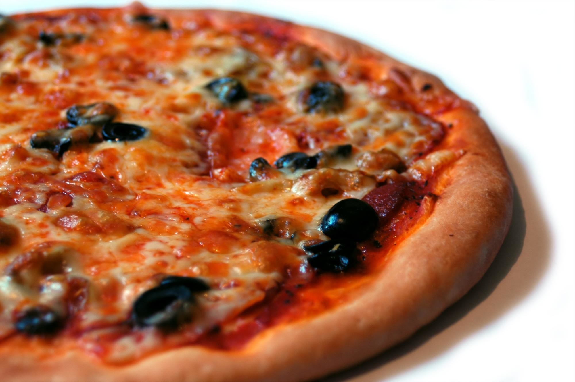 Pizza, Olive nere, Formaggio, Sfondo bianco, Full HD, wallpaper per portatile
