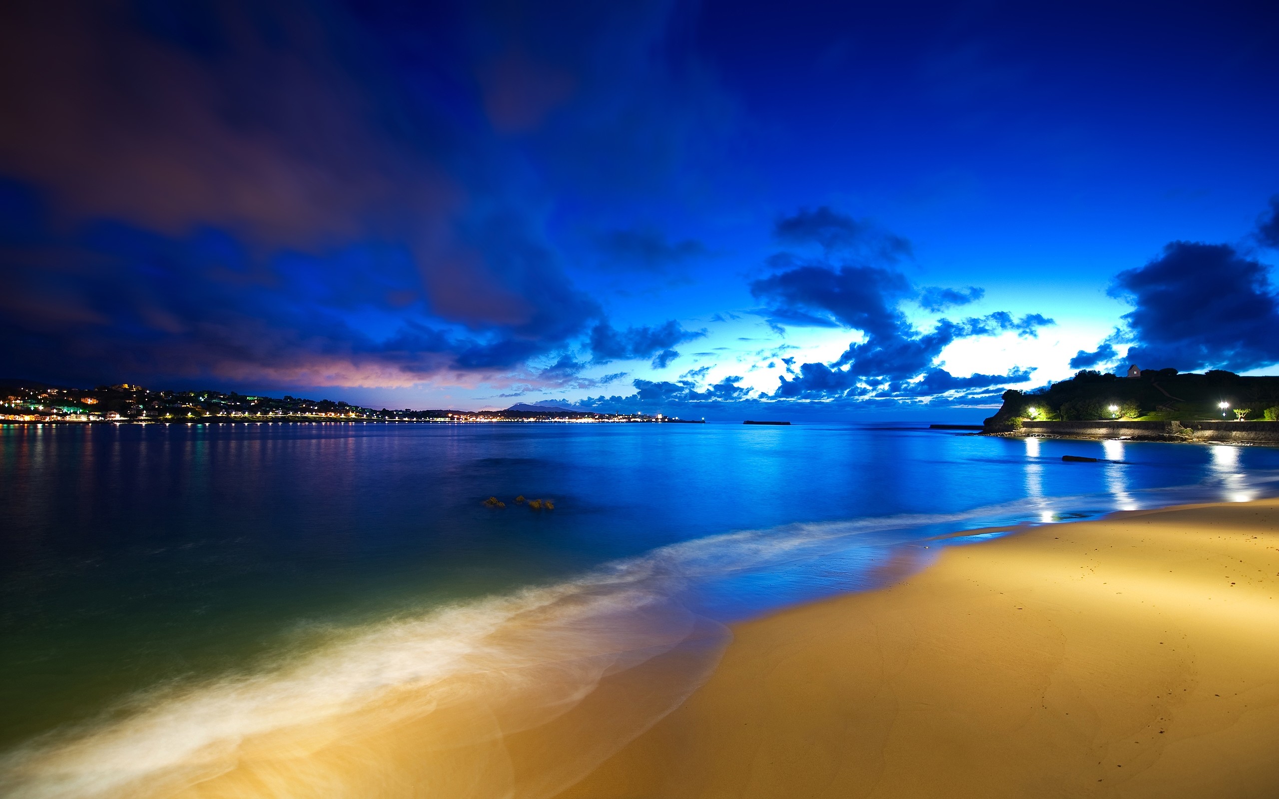 Spiaggia, Notte, Luci della città, Baia, Blu, 2K, immagine di sfondo PC