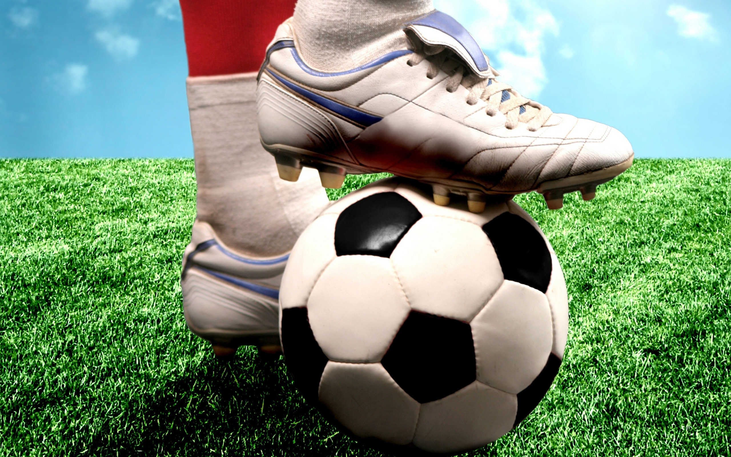 Scarpe da calcio, Pallone da calcio, Erba, Primo piano, 2K, sfondo per portatile