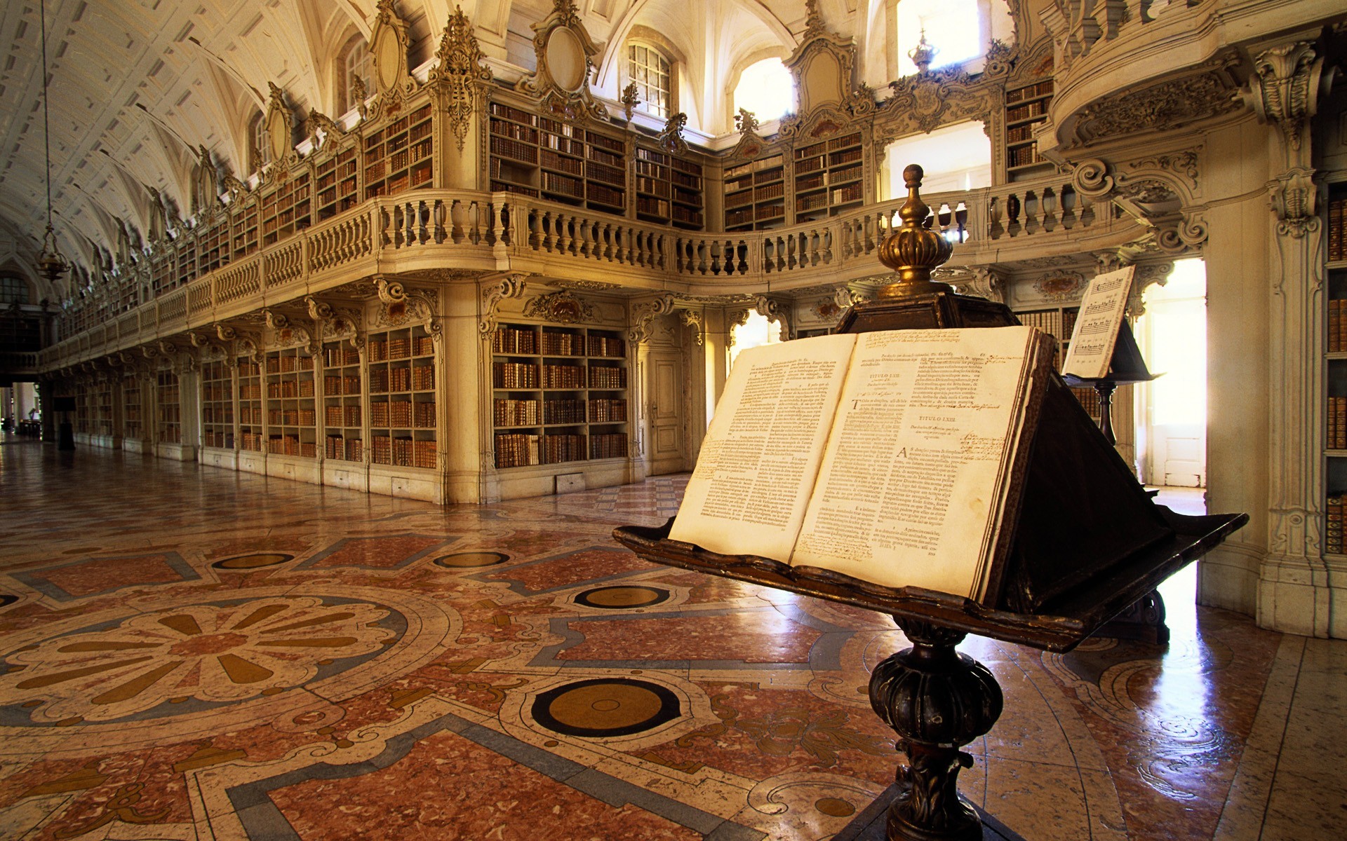 Biblioteca del Palazzo di Mafra, Mafra, Portogallo, Leggio, Libro antico, sfondo 16:10 Full HD