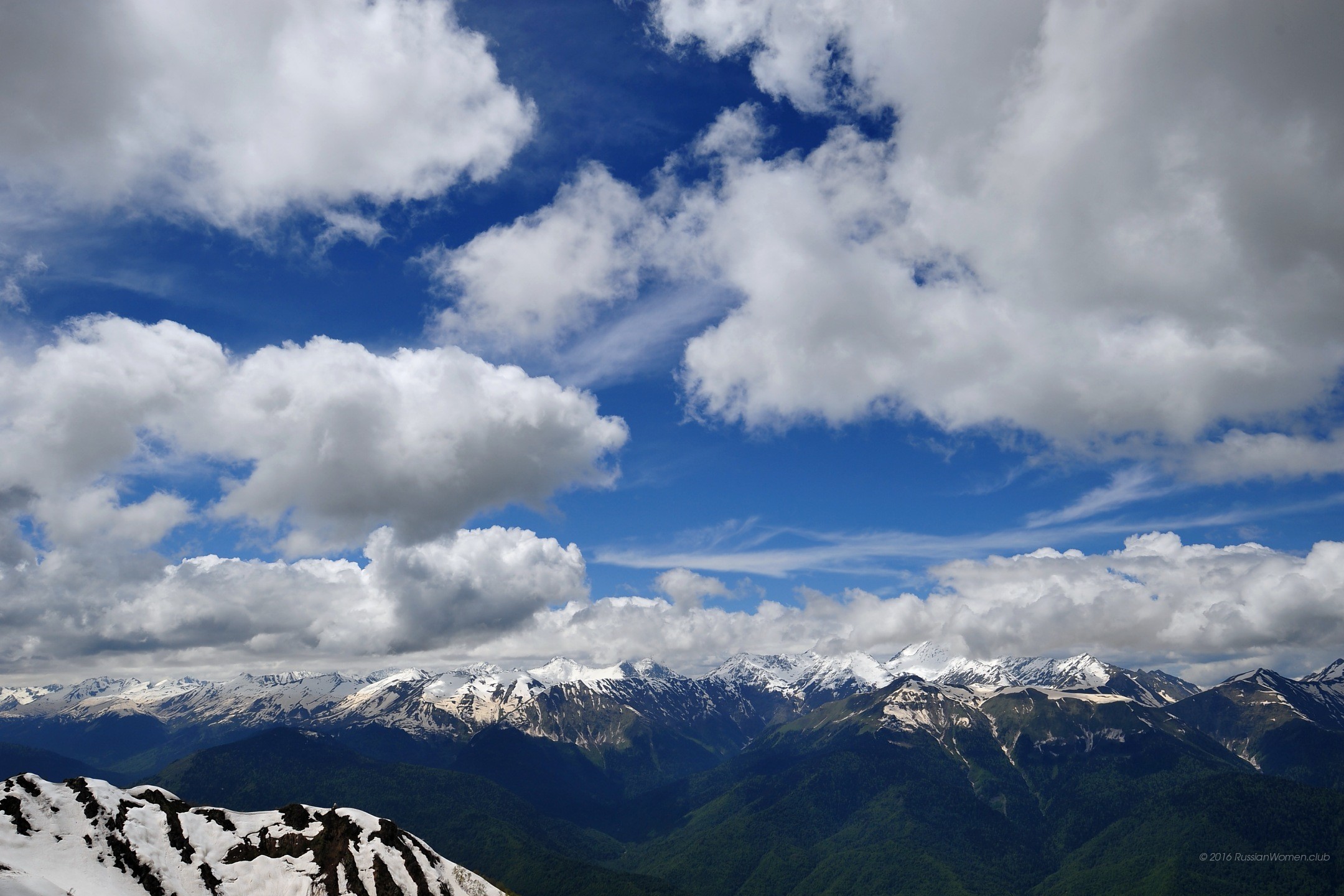 Montagne innevate, Nuvole, Cielo blu, Full HD, sfondo Windows 11
