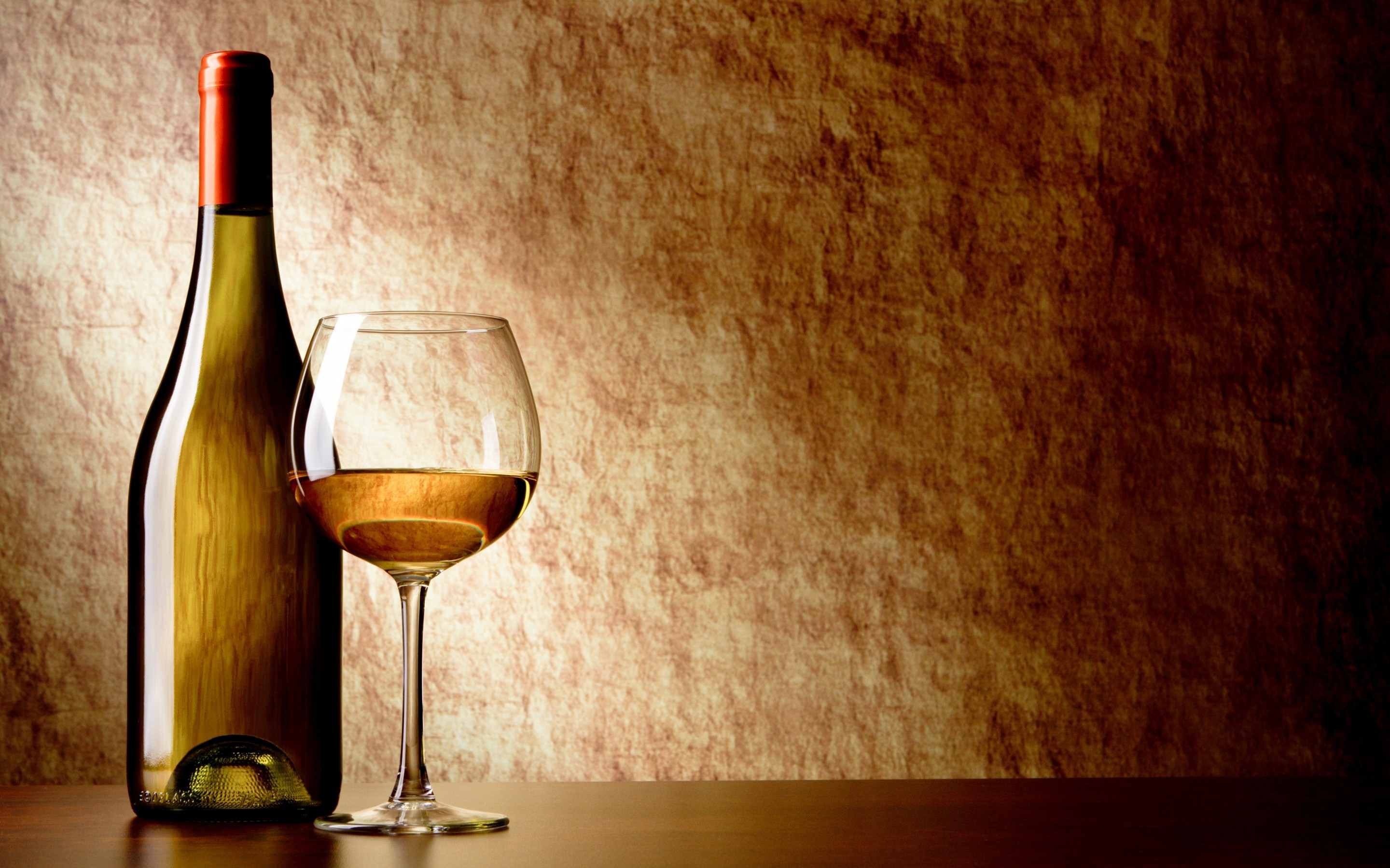 Vino bianco, Bottiglia, Calice, Parete beige, 2K, sfondo per PC e portatile
