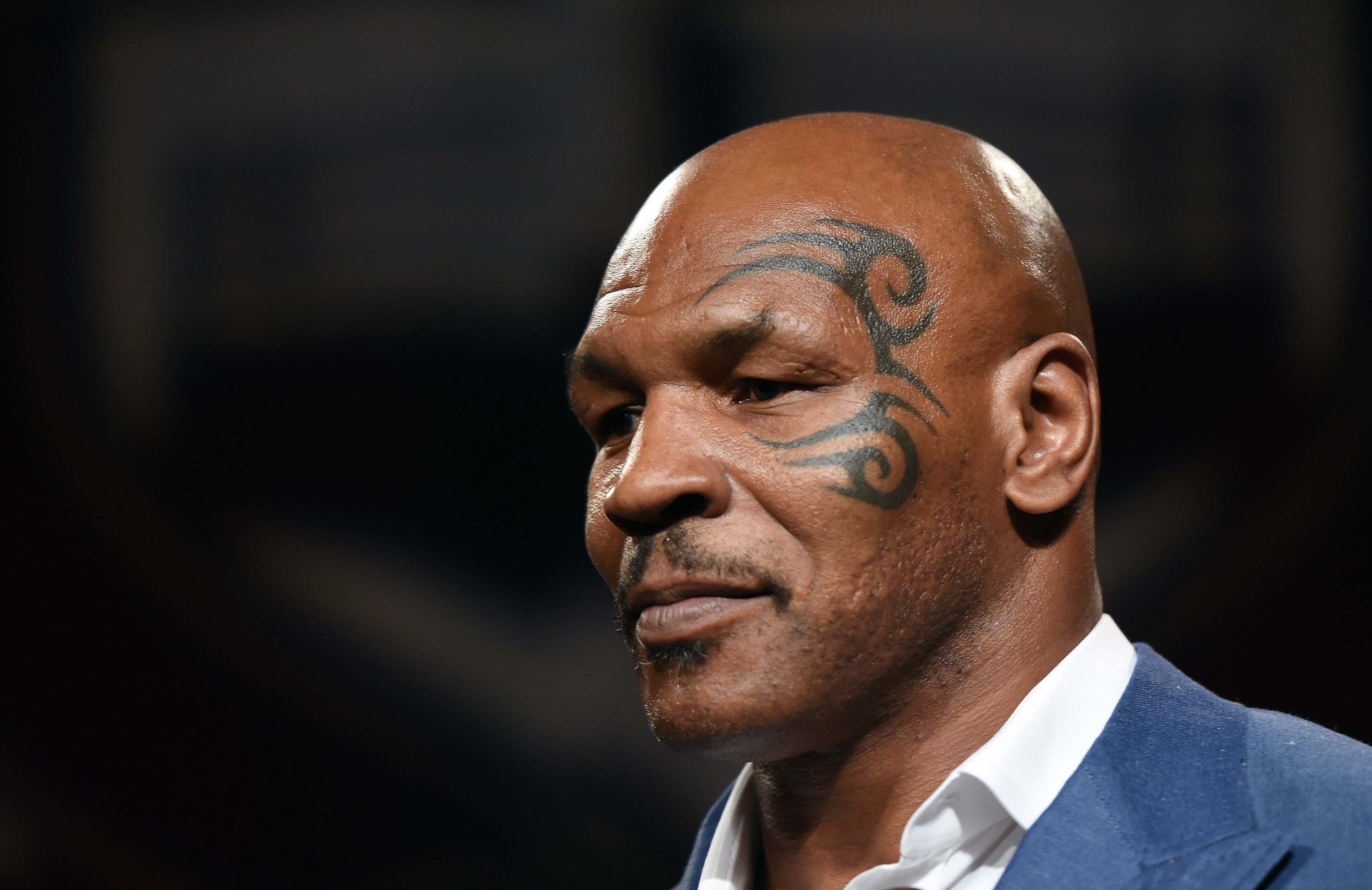 Mike Tyson, Tatuaggio tribale, Ritratto, Sfondo scuro, 2K, wallpaper per portatile