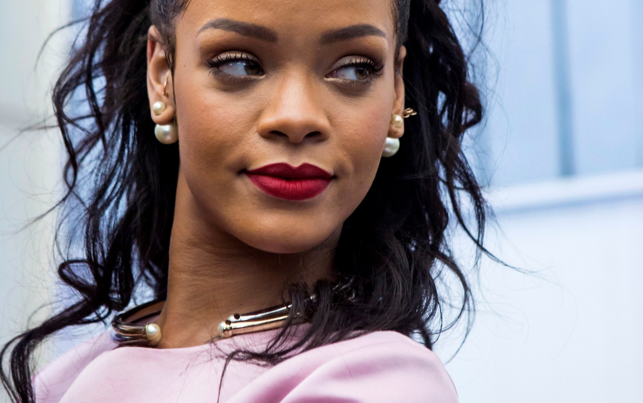 Rihanna, Capelli ricci, Rossetto rosso, Ritratto, Full HD, sfondo per PC e portatile