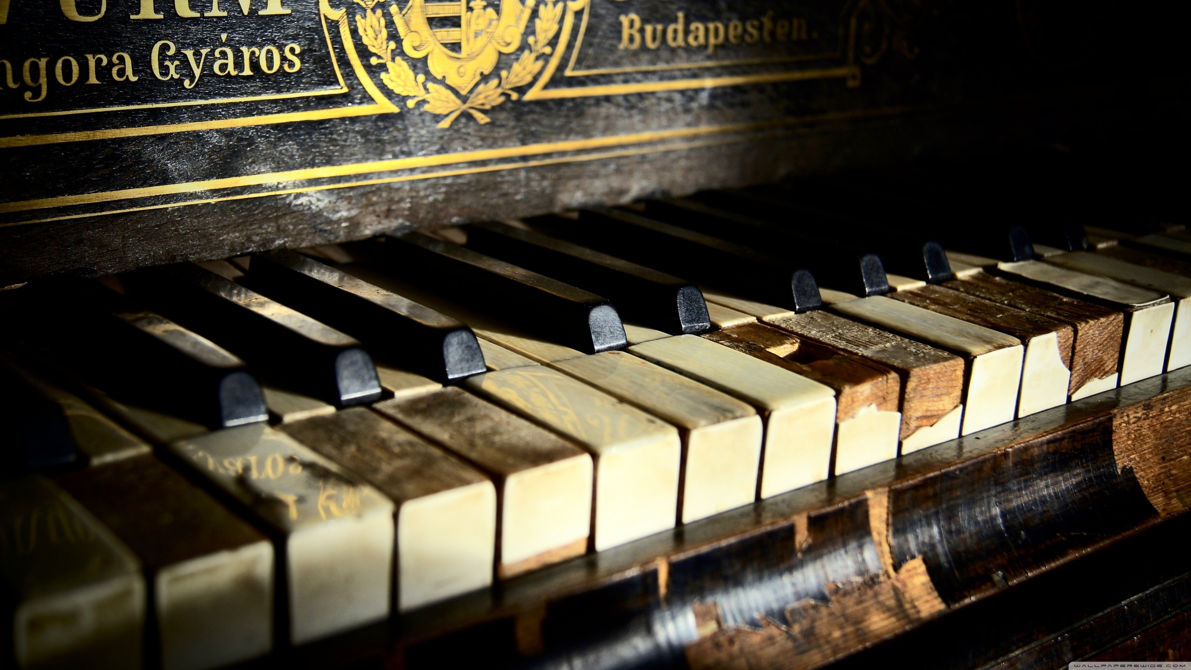Pianoforte antico, Budapest, Tasti consumati, Vintage, 16:9 4K, sfondo widescreen