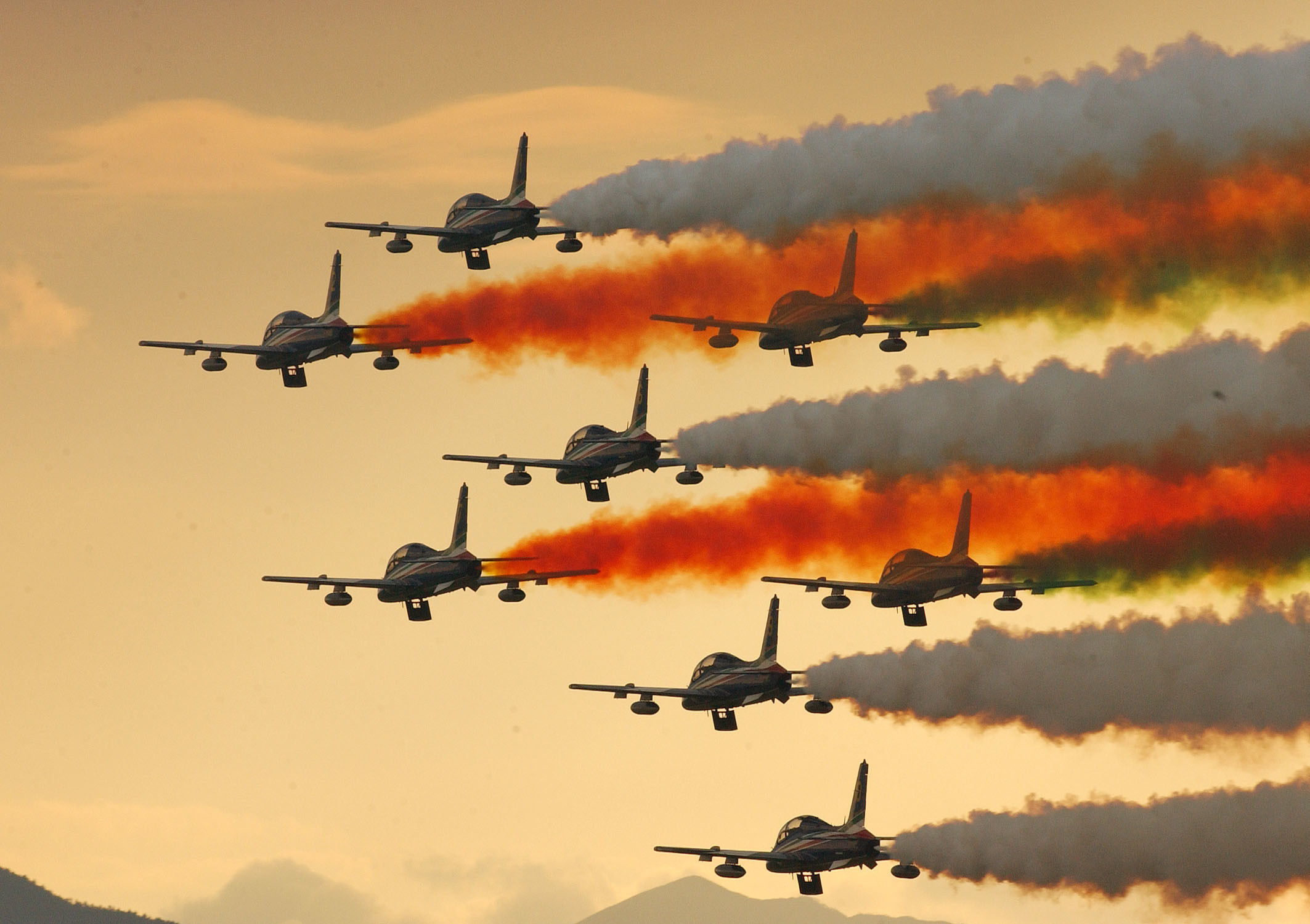 Frecce Tricolori, Aermacchi MB-339, Fumo tricolore, Pattuglia acrobatica, sfondo Windows 11
