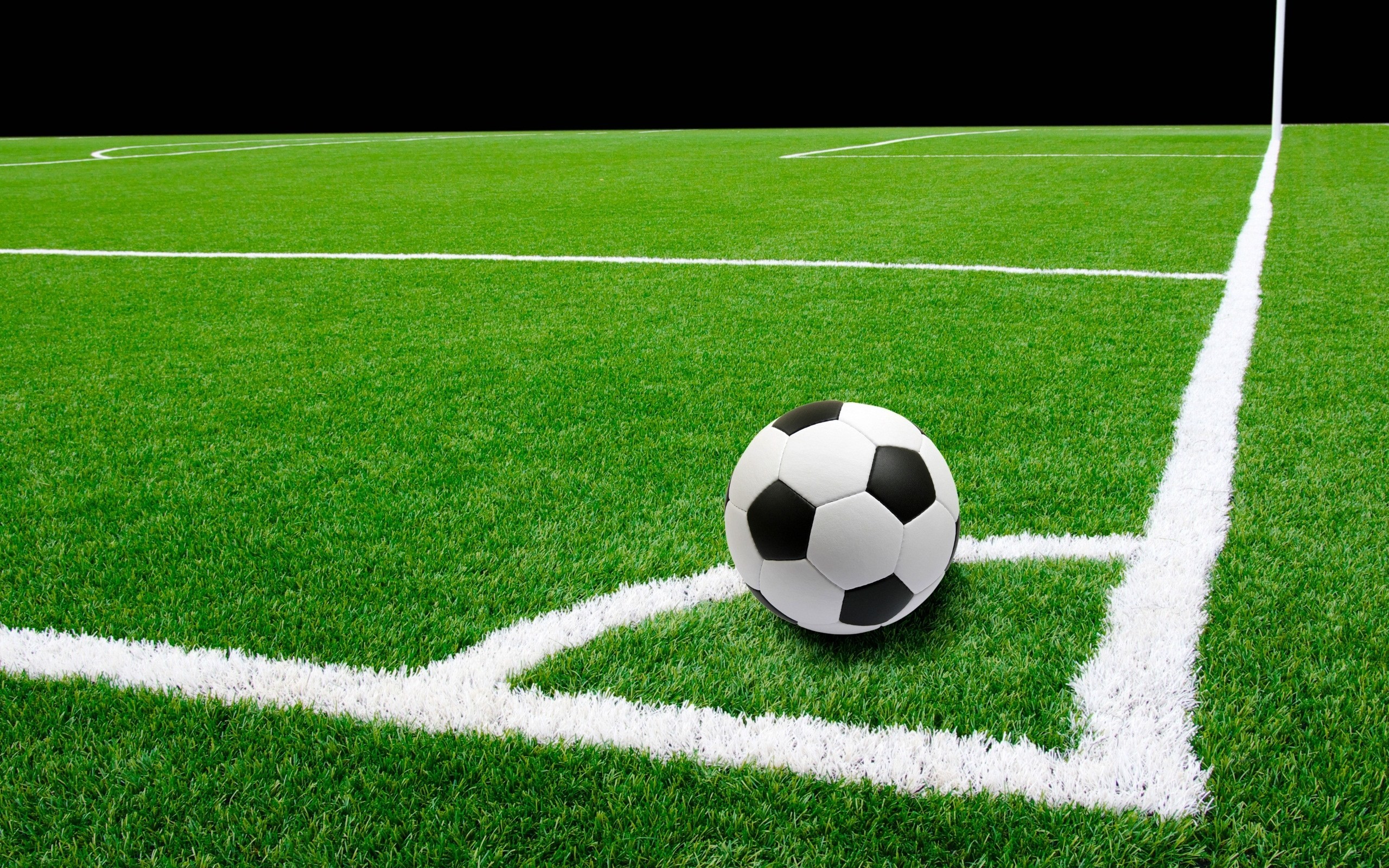 Calcio d'angolo, Pallone, Linee bianche, Erba, 2K 1600p, sfondo desktop