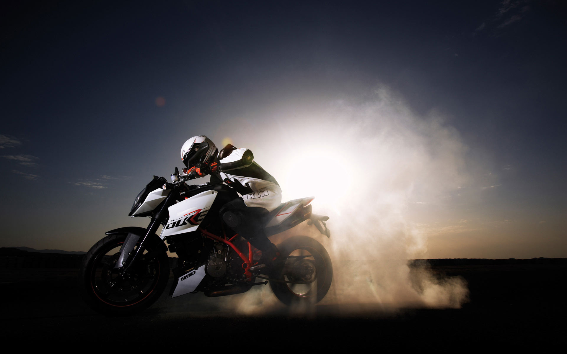 Ducati Hypermotard, Motociclista, Controluce, Polvere, 1920x1200, sfondo MacBook Pro