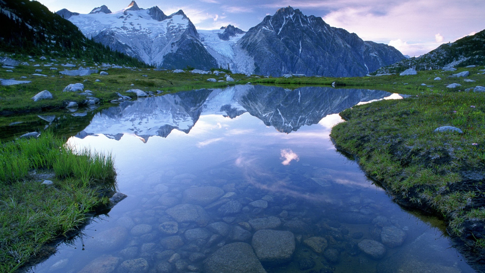 Lago alpino, Montagne innevate, Riflesso, Prato, 16:9 Full HD, sfondo widescreen