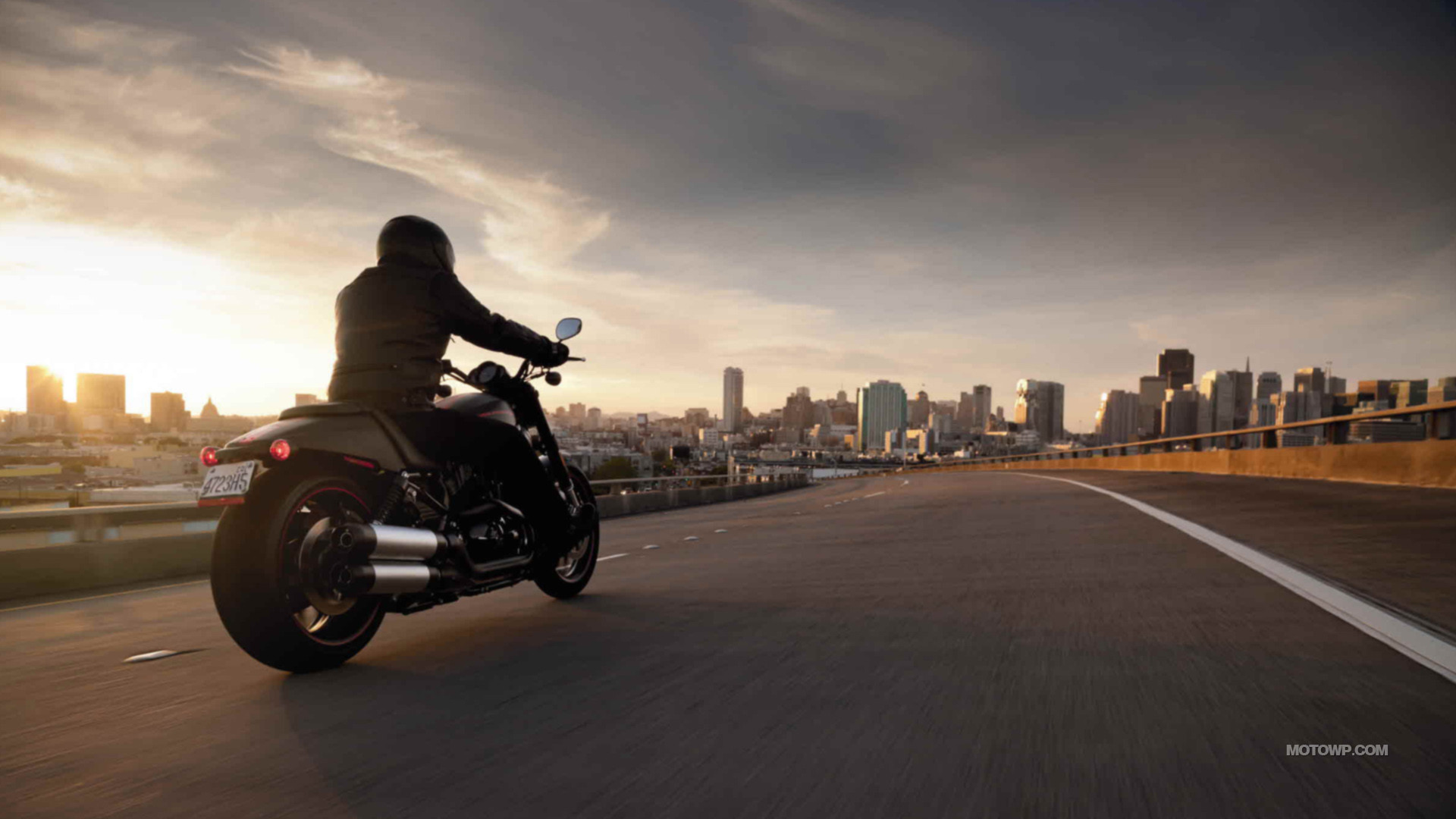 Harley-Davidson, Motociclista, Autostrada, Skyline, Tramonto, 1920x1080, immagine di sfondo