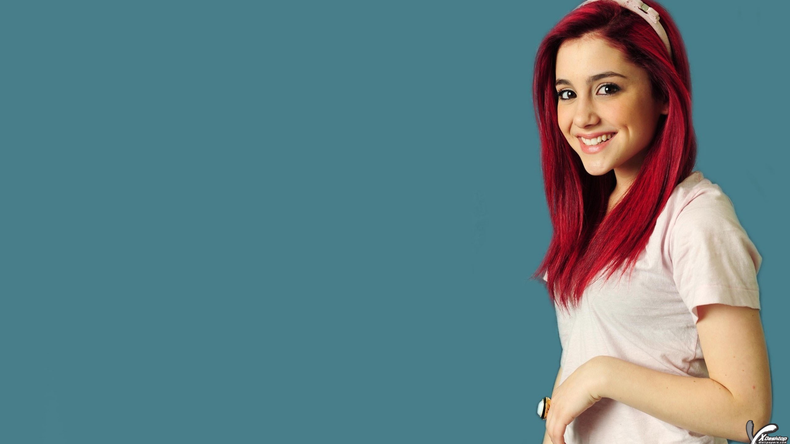 Ariana Grande, Capelli rossi, Sfondo blu petrolio, Sorriso, 2560x1440, wallpaper desktop