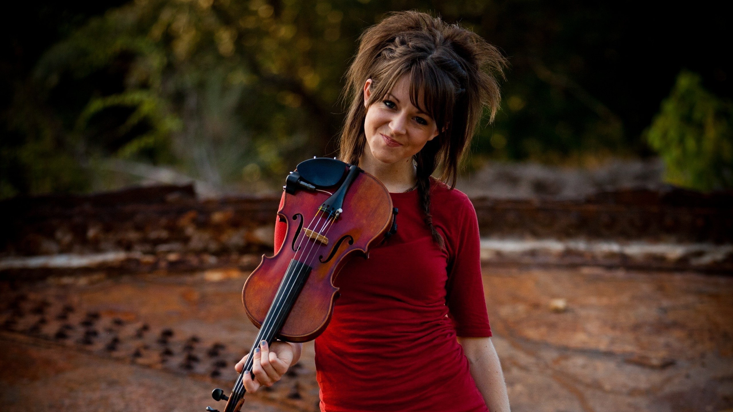 Lindsey Stirling, Violino, Sorriso, Maglia rossa, 2K 1440p, sfondo desktop