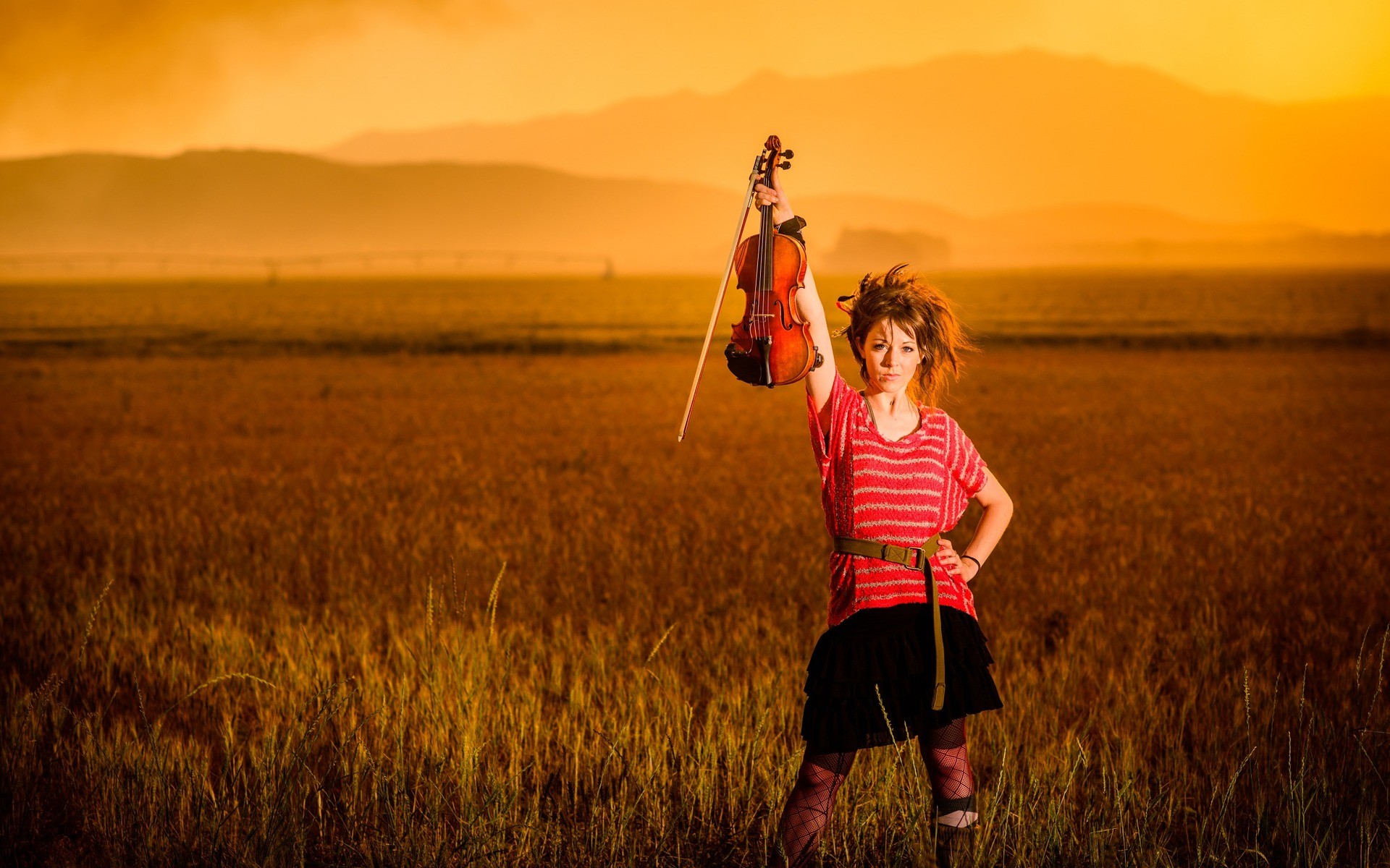 Lindsey Stirling, Violino, Campo di grano, Tramonto, Full HD, sfondo Windows 11