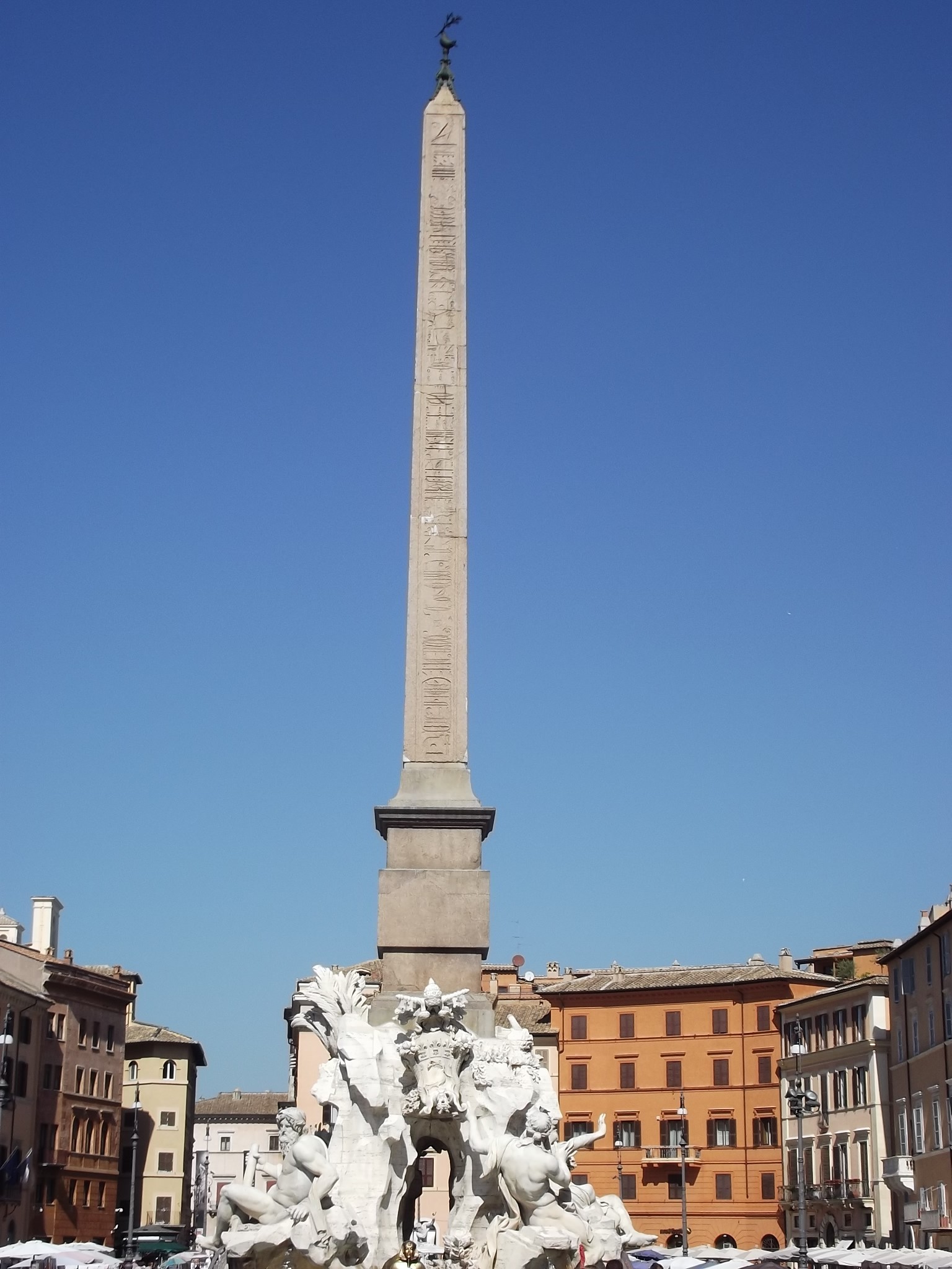 Obelisco Agonale, Fontana dei Quattro Fiumi, Piazza Navona, Roma, Cielo azzurro, sfondo iPad