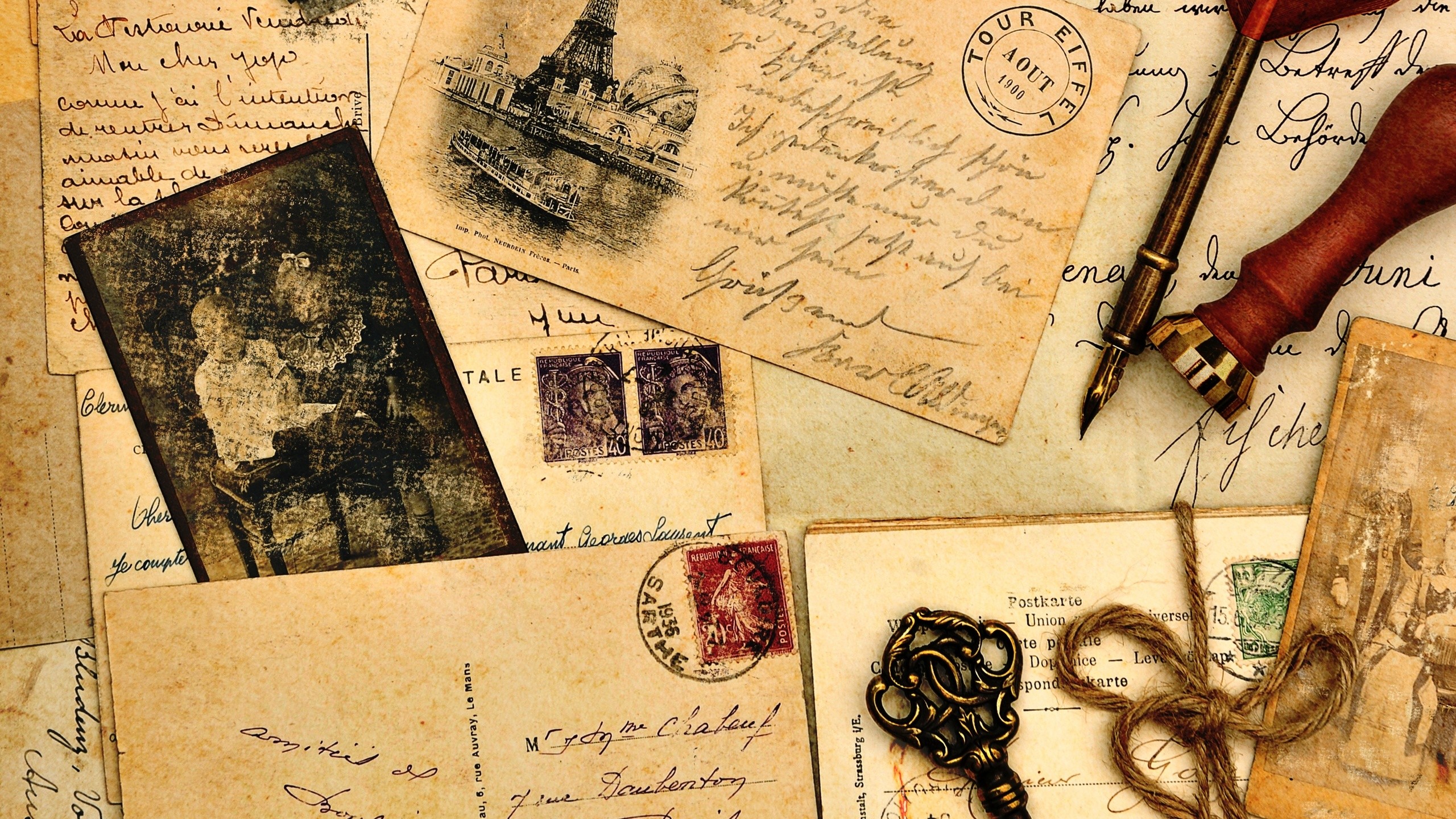 Cartoline d'epoca, Francobolli, Penna d'oca, Chiave antica, Ceralacca, sfondo per portatile