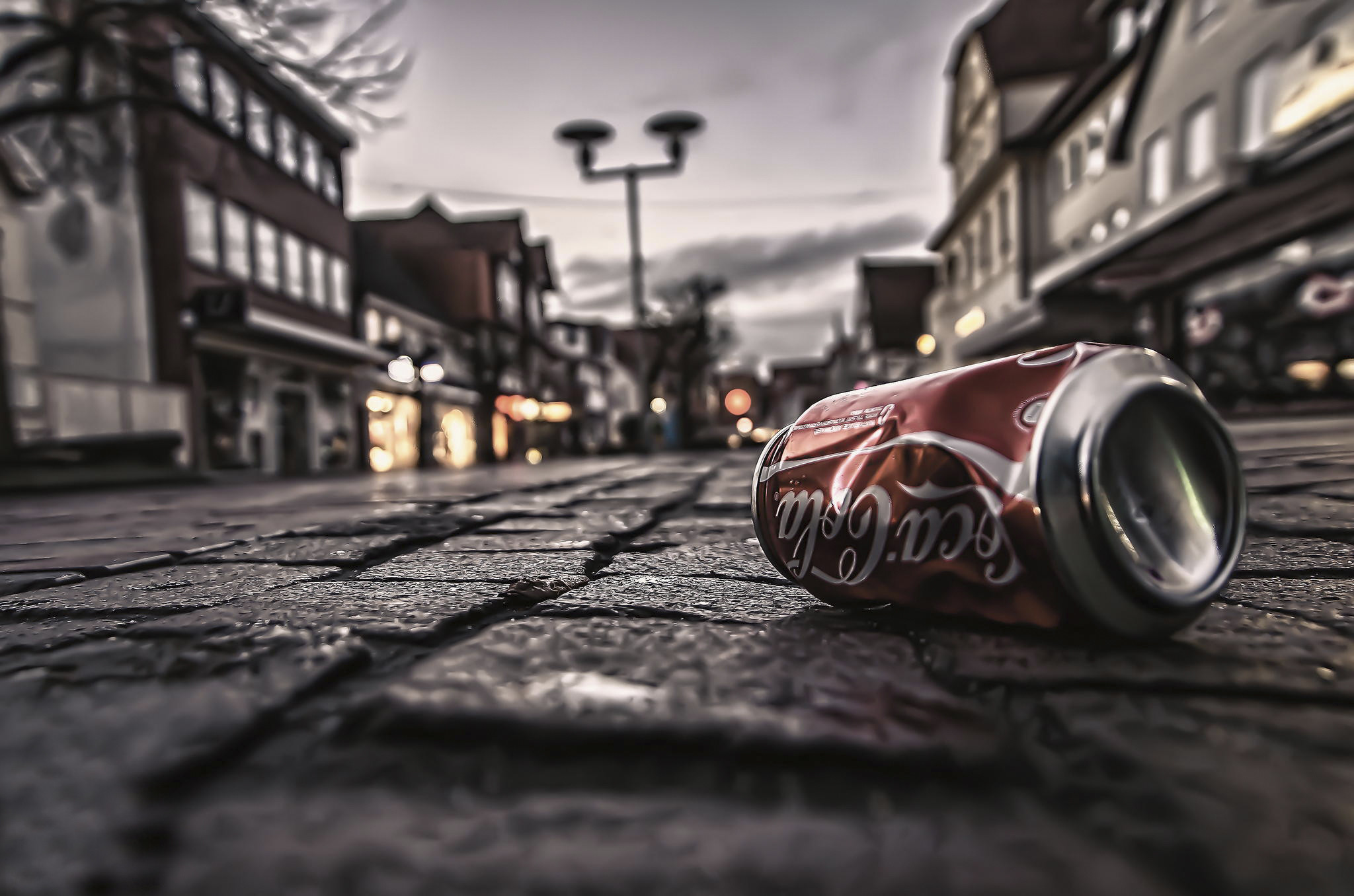 Coca-Cola, Lattina schiacciata, Strada, Colore selettivo, Full HD, wallpaper per portatile