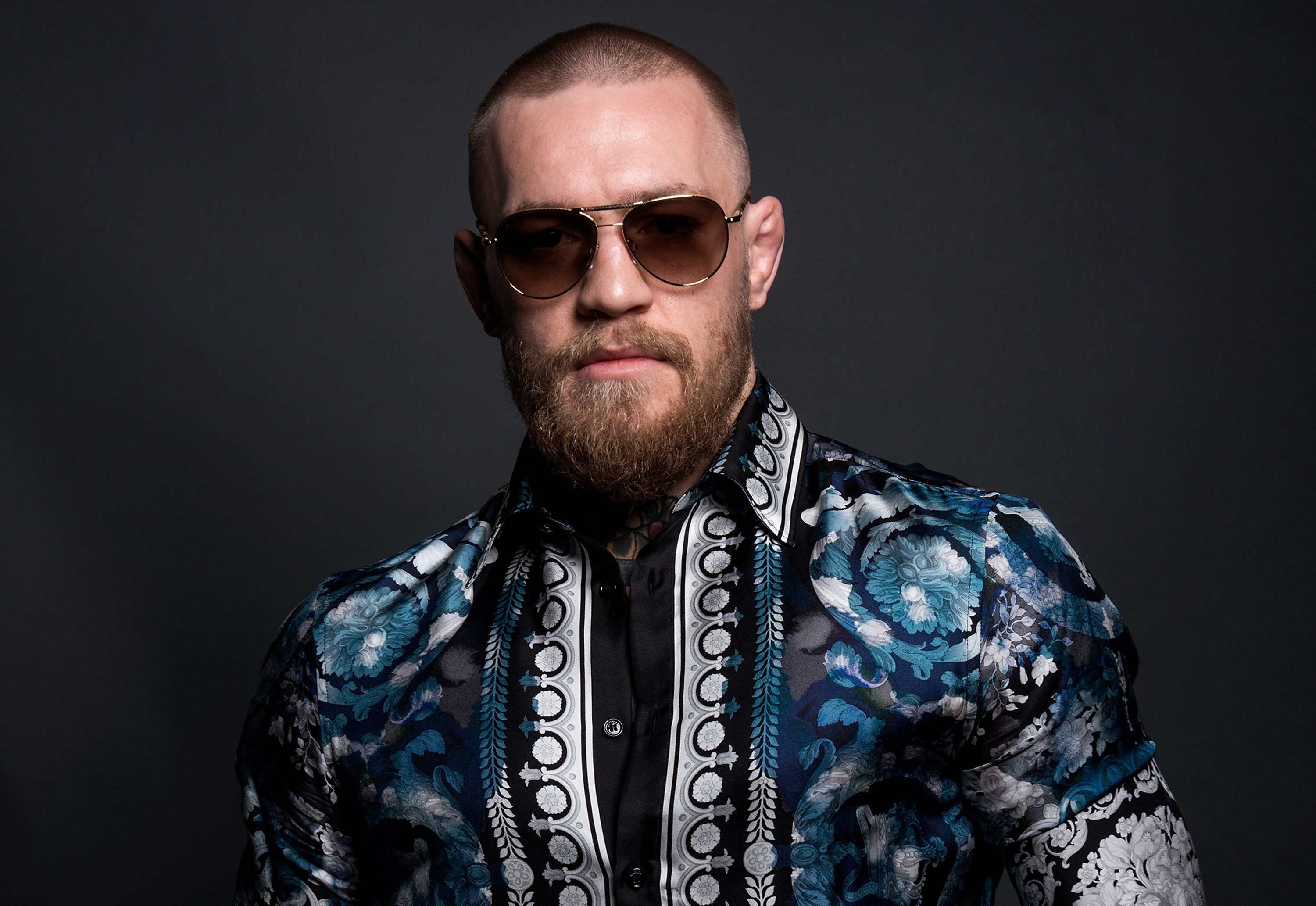 Conor McGregor, Occhiali da sole, Camicia barocca, Ritratto, 2K, sfondo Windows 11