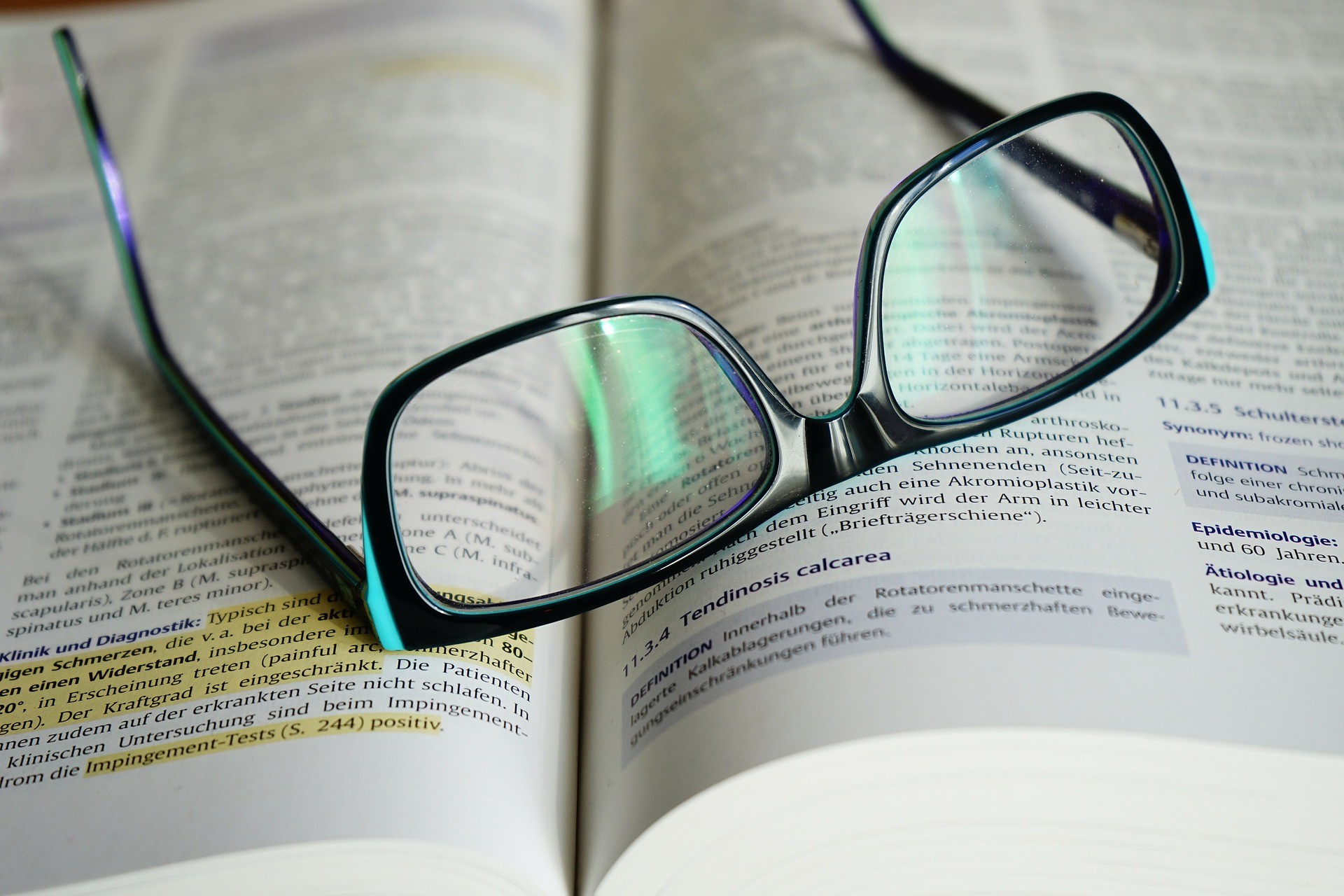 Libro aperto, Occhiali, Primo piano, Full HD, sfondo Windows 11