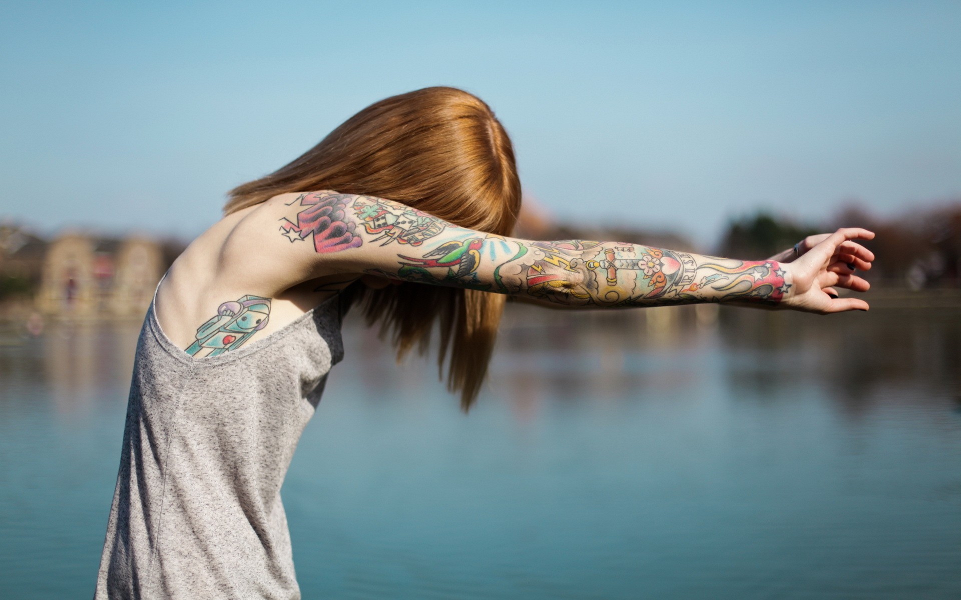 Donna tatuata, Braccio tatuato, Capelli rossi, Lago, 1920x1200, immagine di sfondo