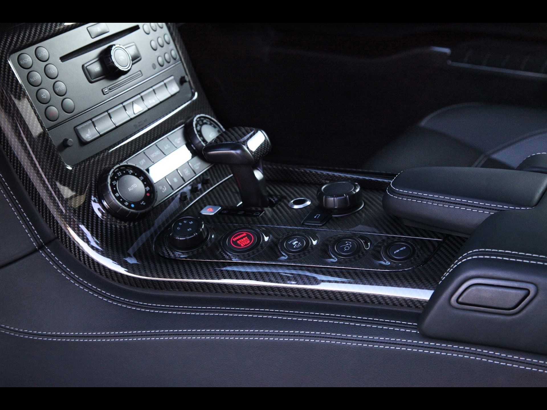 Mercedes-Benz SLS AMG, Interni auto, Fibra di carbonio, Tunnel centrale, schermata Home iPad