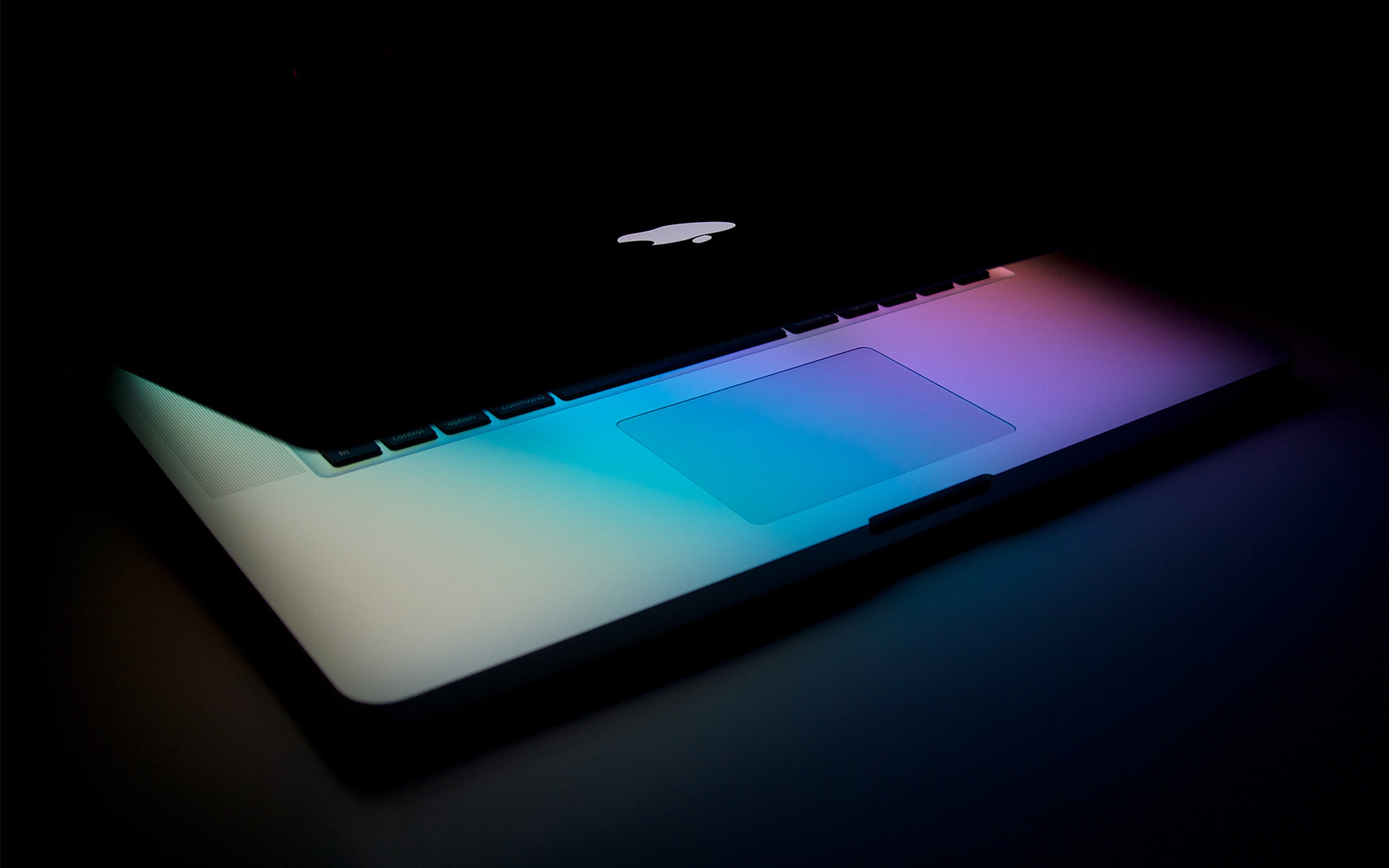 MacBook Pro, Tastiera, Luce colorata, Sfondo nero, Full HD, wallpaper desktop