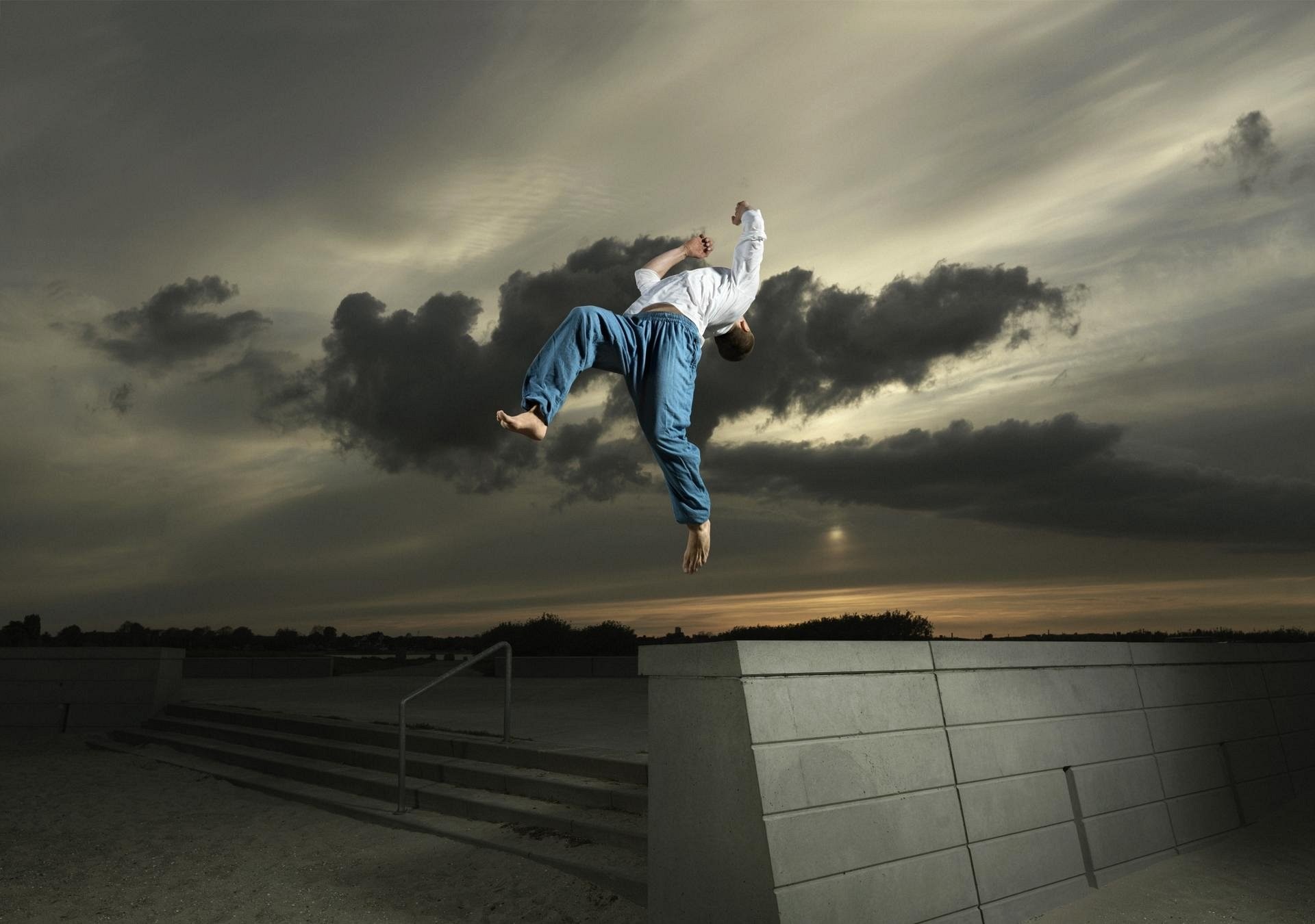 Parkour, Salto, Nuvole, Cielo tempestoso, Full HD, sfondo Windows 11