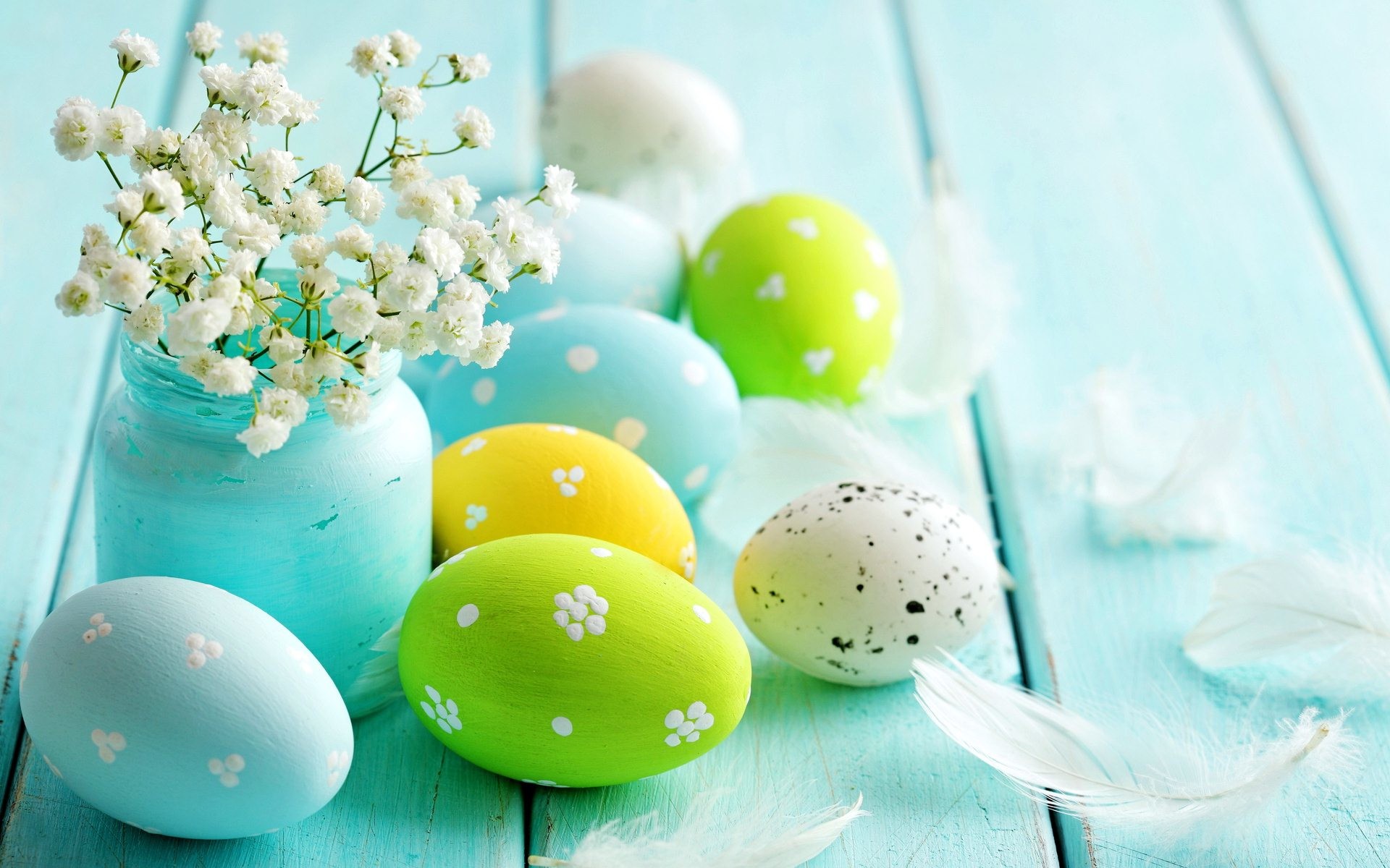 Uova di Pasqua, Colori pastello, Gipsofila, Legno turchese, Piume, sfondo Full HD per computer