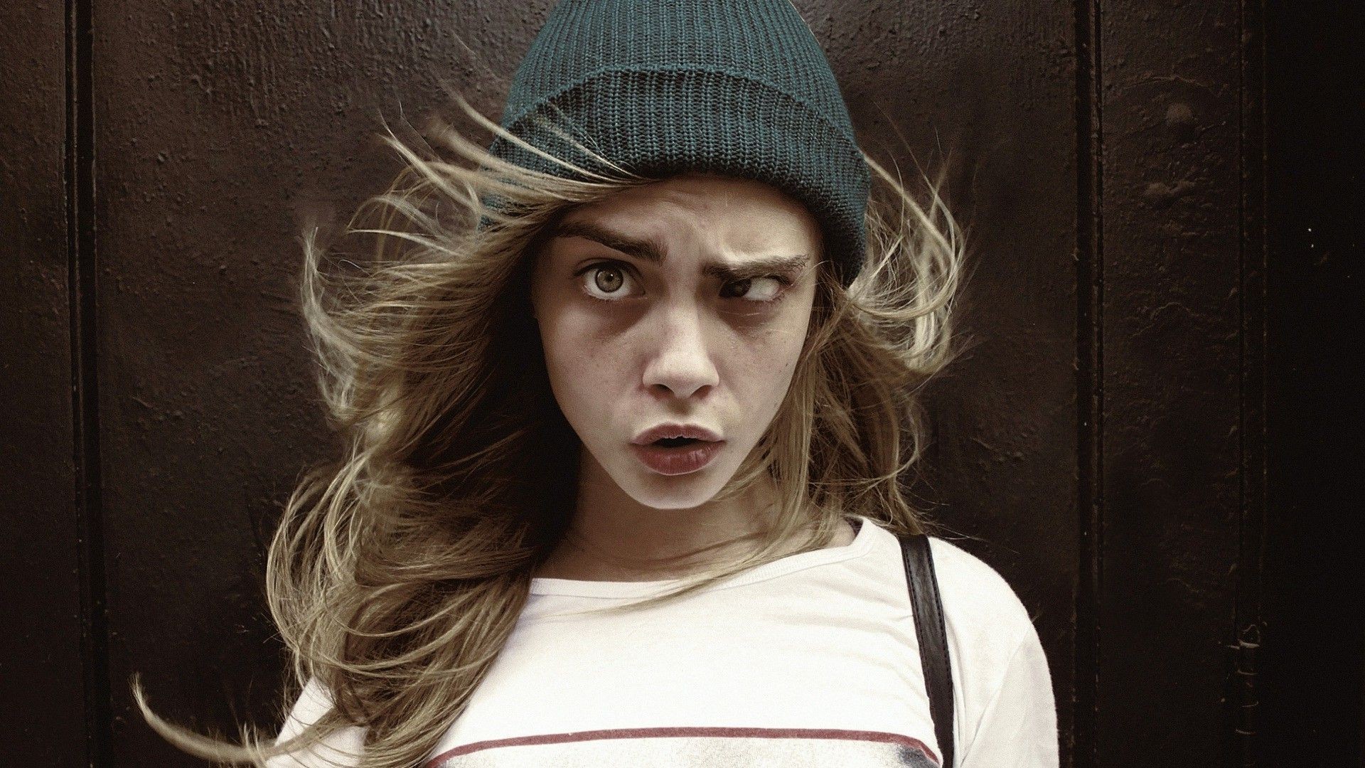 Cara Delevingne, Berretto, Smorfia, Capelli al vento, Full HD, sfondo Windows 11