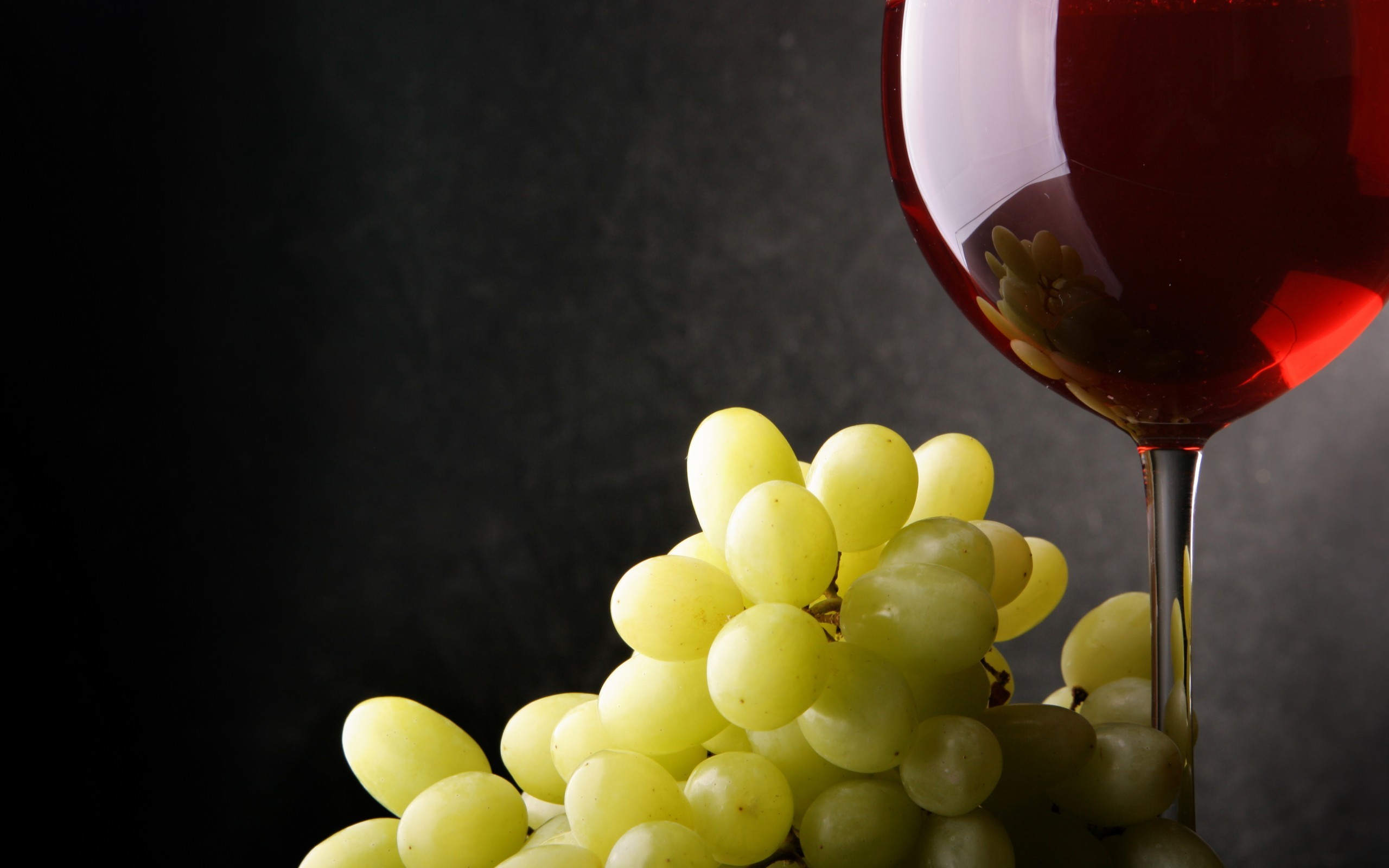 Calice di vino rosso, Uva bianca, Sfondo scuro, Natura morta, 2K, wallpaper desktop