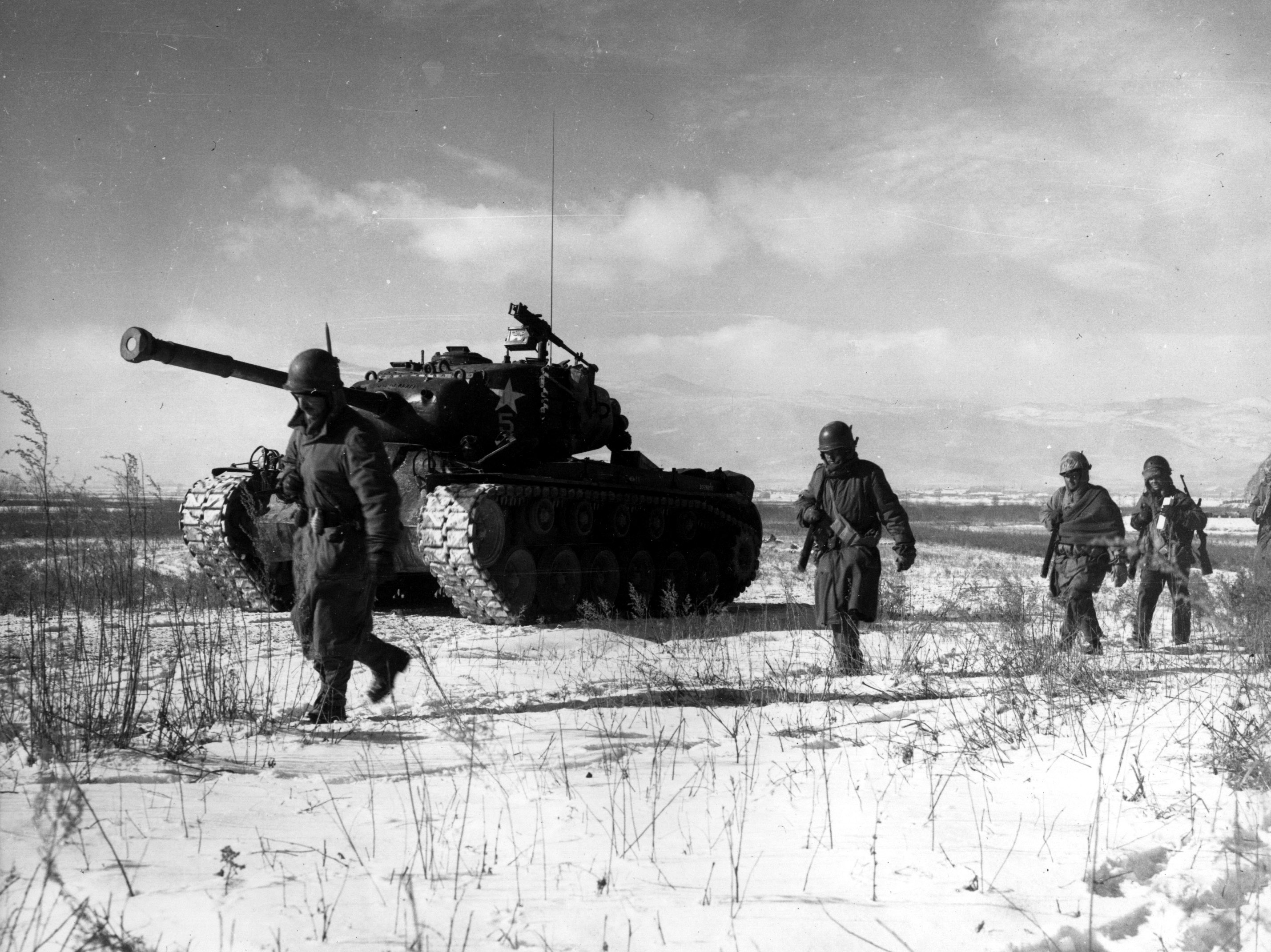 Carro armato, Soldati, Neve, Guerra di Corea, Bianco e nero, 2K, sfondo per iPad e tablet