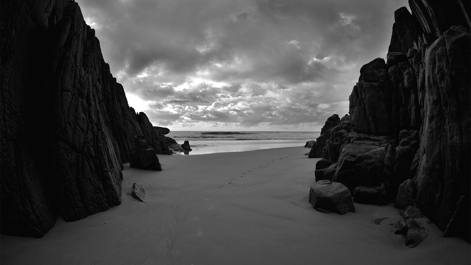 Spiaggia, Scogliere, Bianco e nero, Full HD, sfondo Windows 11