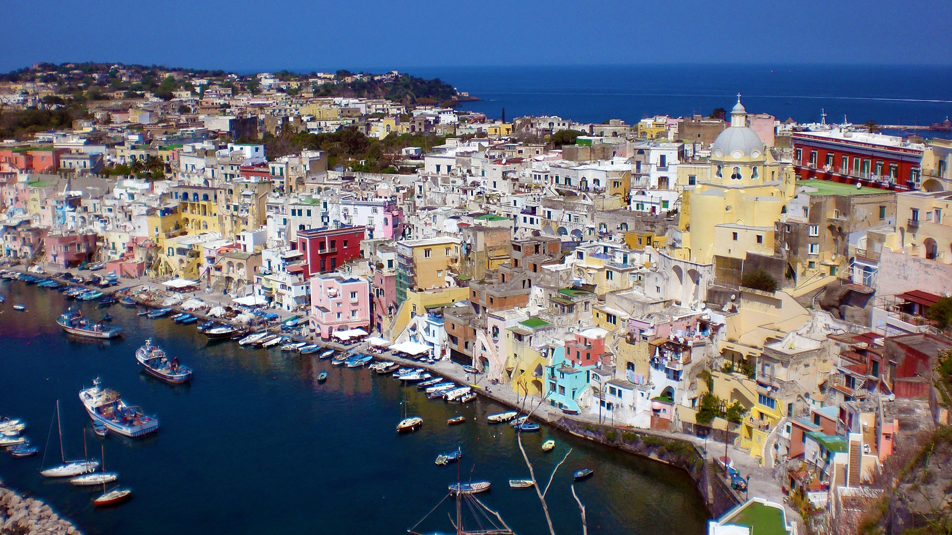 Procida, Marina di Corricella, Golfo di Napoli, Case colorate, Porto, sfondo 16:9 Full HD