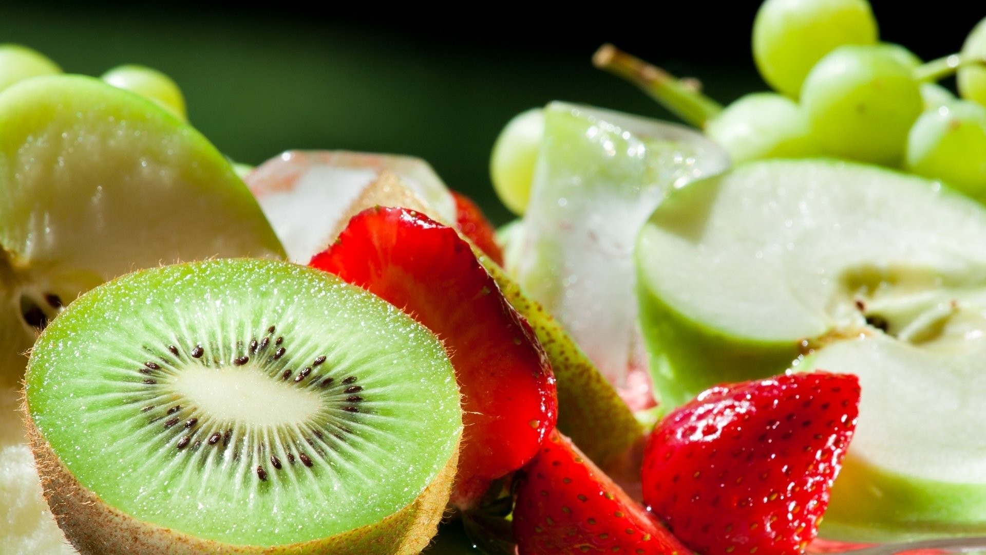 Kiwi, Fragole, Mela verde, Uva, Macedonia, 1920x1080, immagine di sfondo