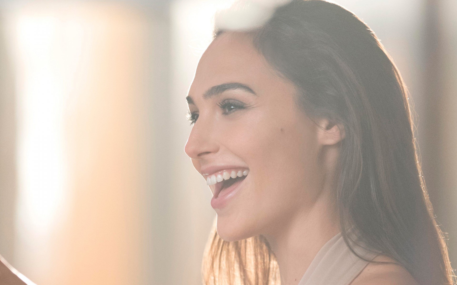 Gal Gadot, Risata, Luce soffusa, Profilo, 1920x1200, sfondo MacBook Pro
