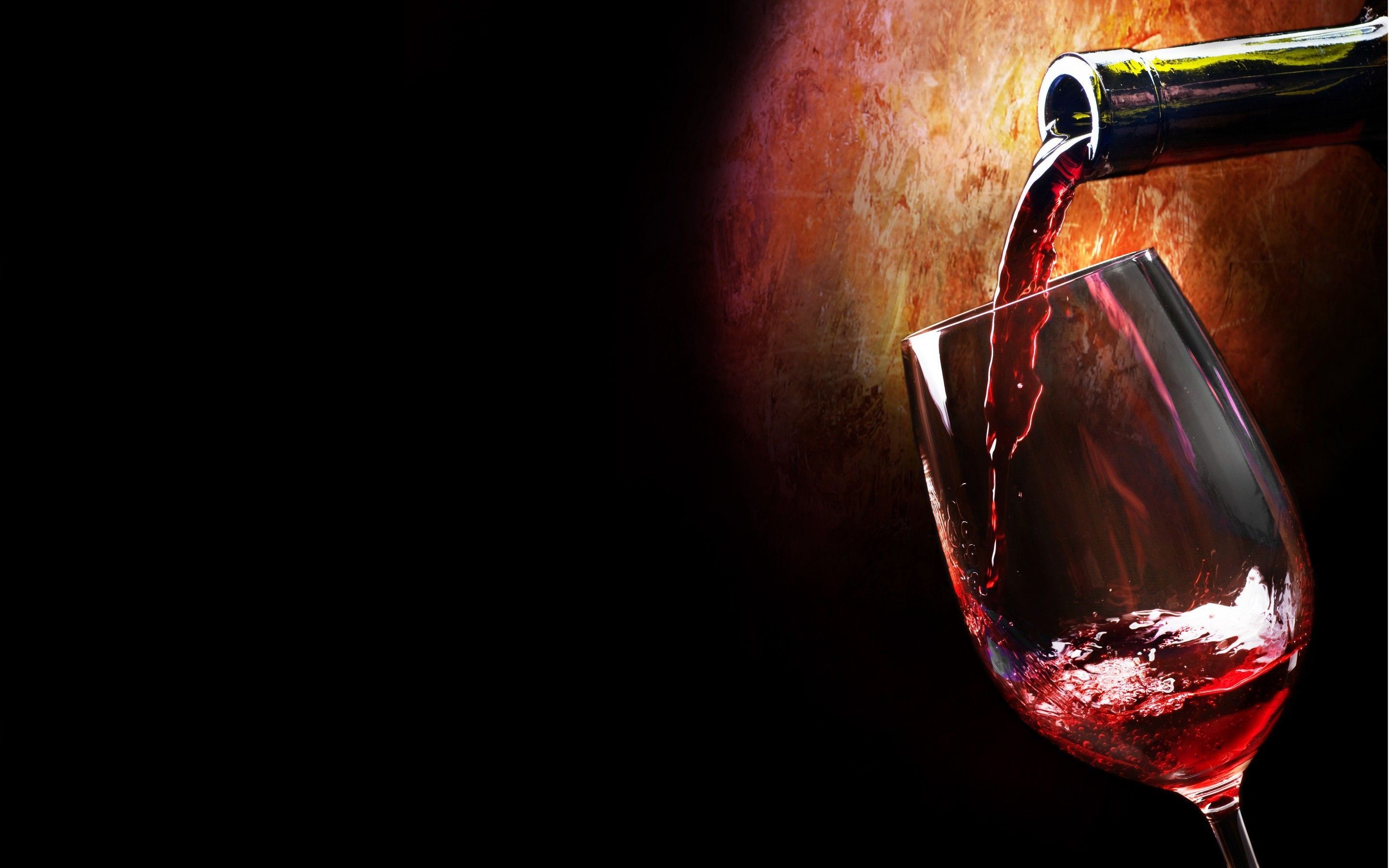 Vino rosso, Versare, Calice, Bottiglia, Sfondo scuro, 2K, wallpaper per computer