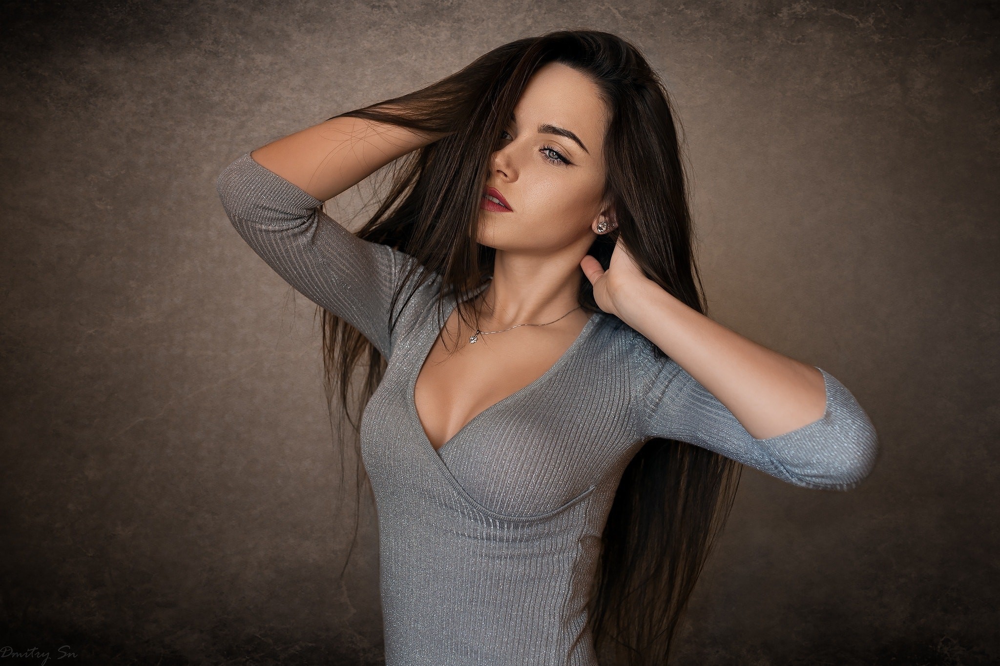 Ragazza mora, Capelli lunghi, Maglione grigio, Ritratto, Full HD, sfondo desktop