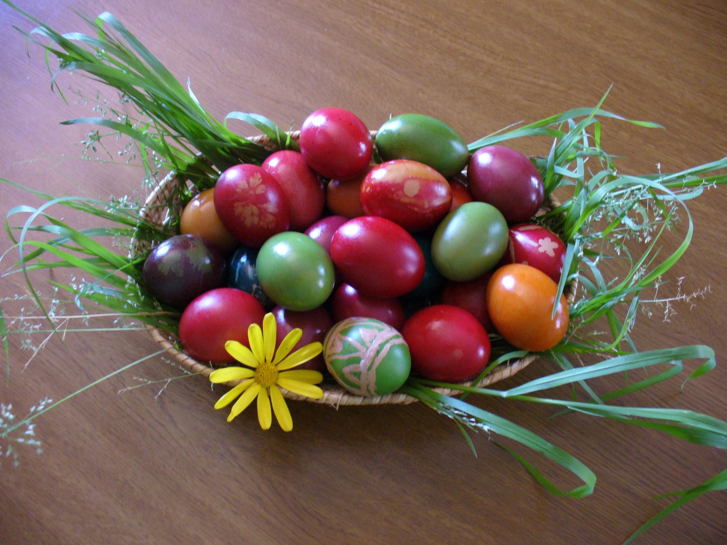 Uova di Pasqua, Cestino, Erba, Uova rosse, Tavolo di legno, Full HD, schermata di blocco iPad