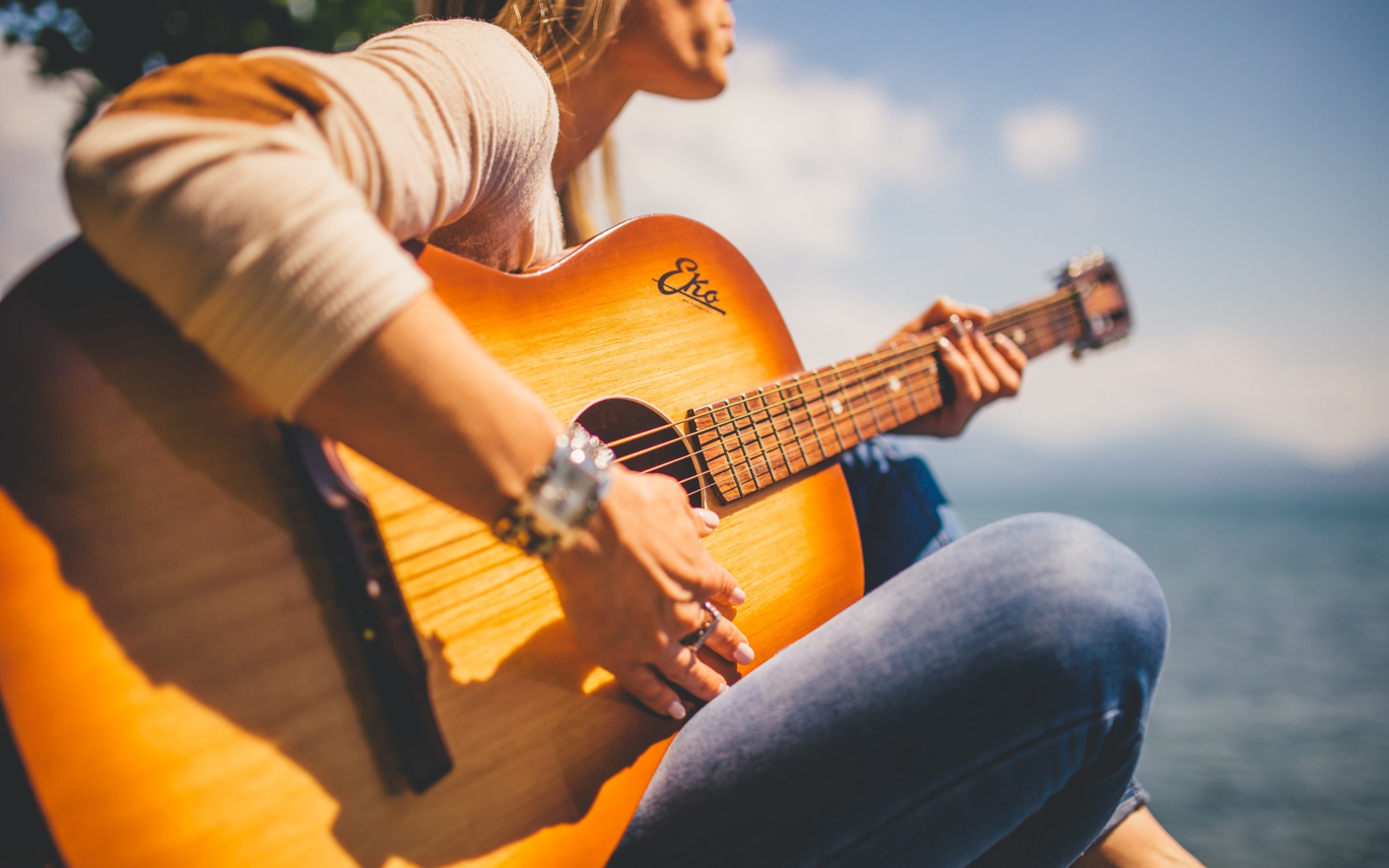 Ragazza, Chitarra acustica, Mare, Estate, 2880x1800, sfondo MacBook Pro